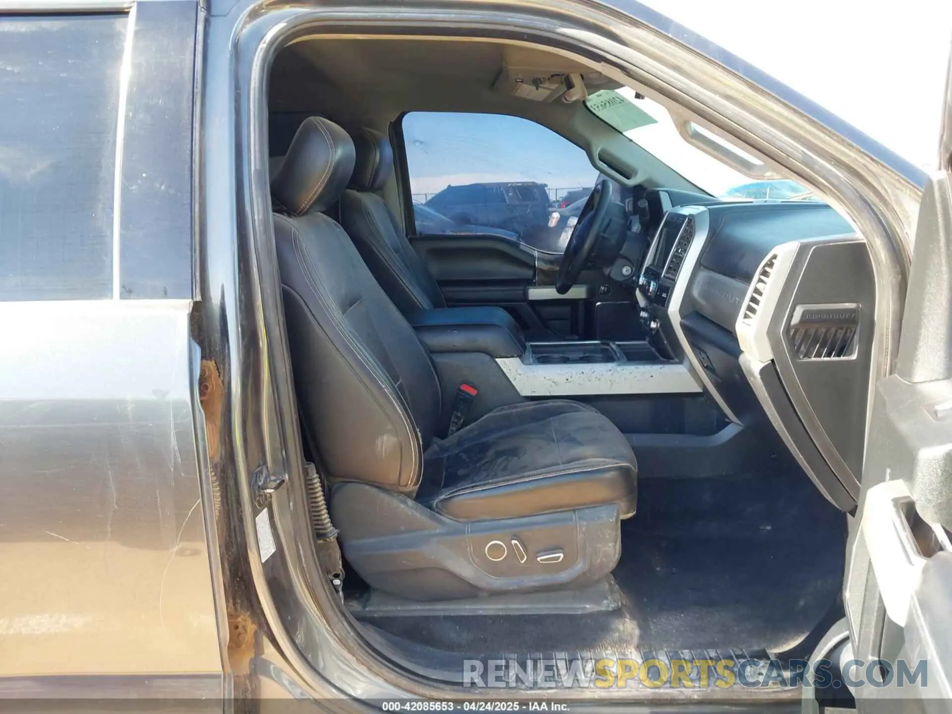 6 Photograph of a damaged car 1FT8W3BT1KEE83563 FORD F-350 2019