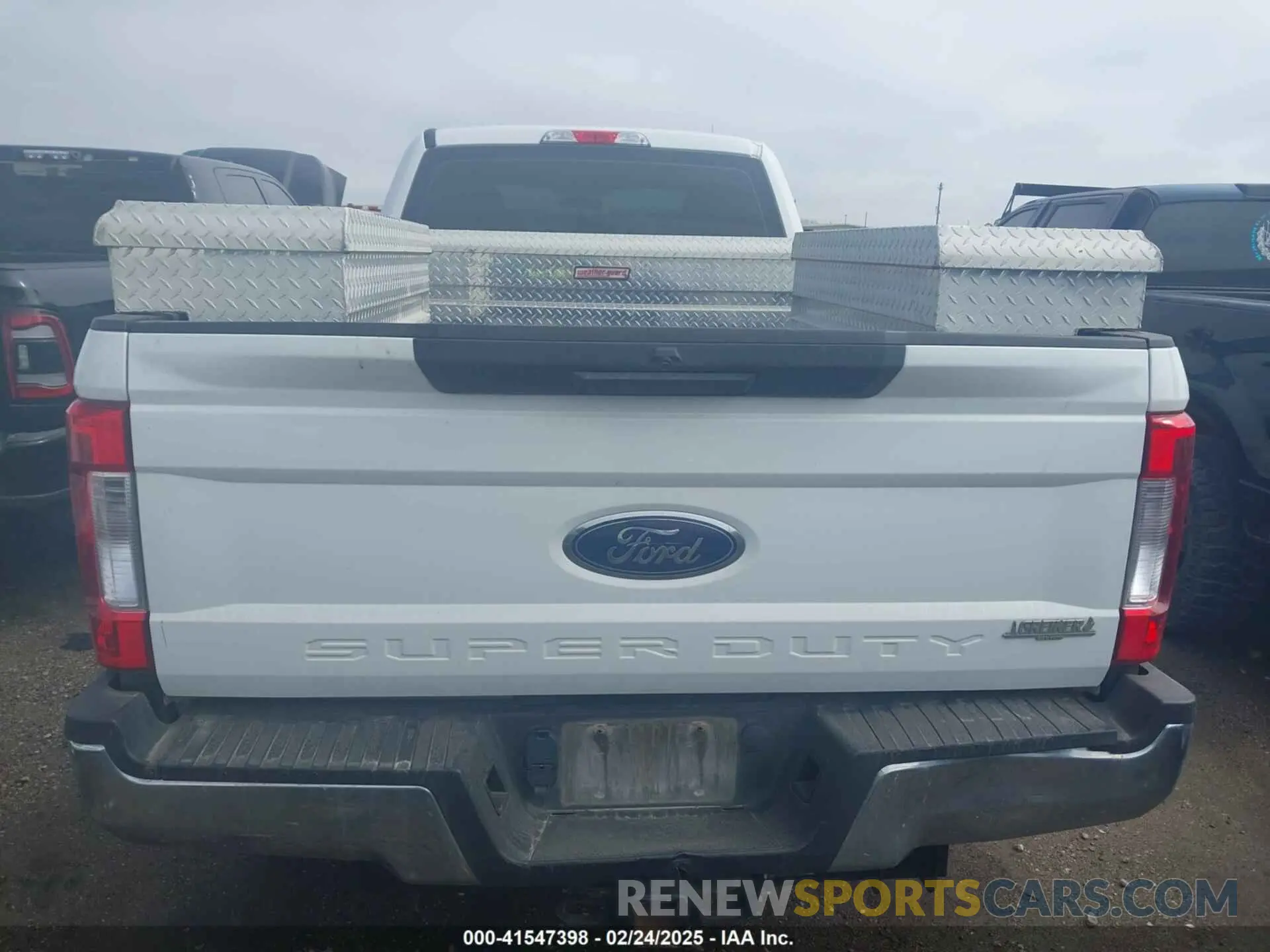 15 Photograph of a damaged car 1FT8W3BT1KEG06231 FORD F-350 2019