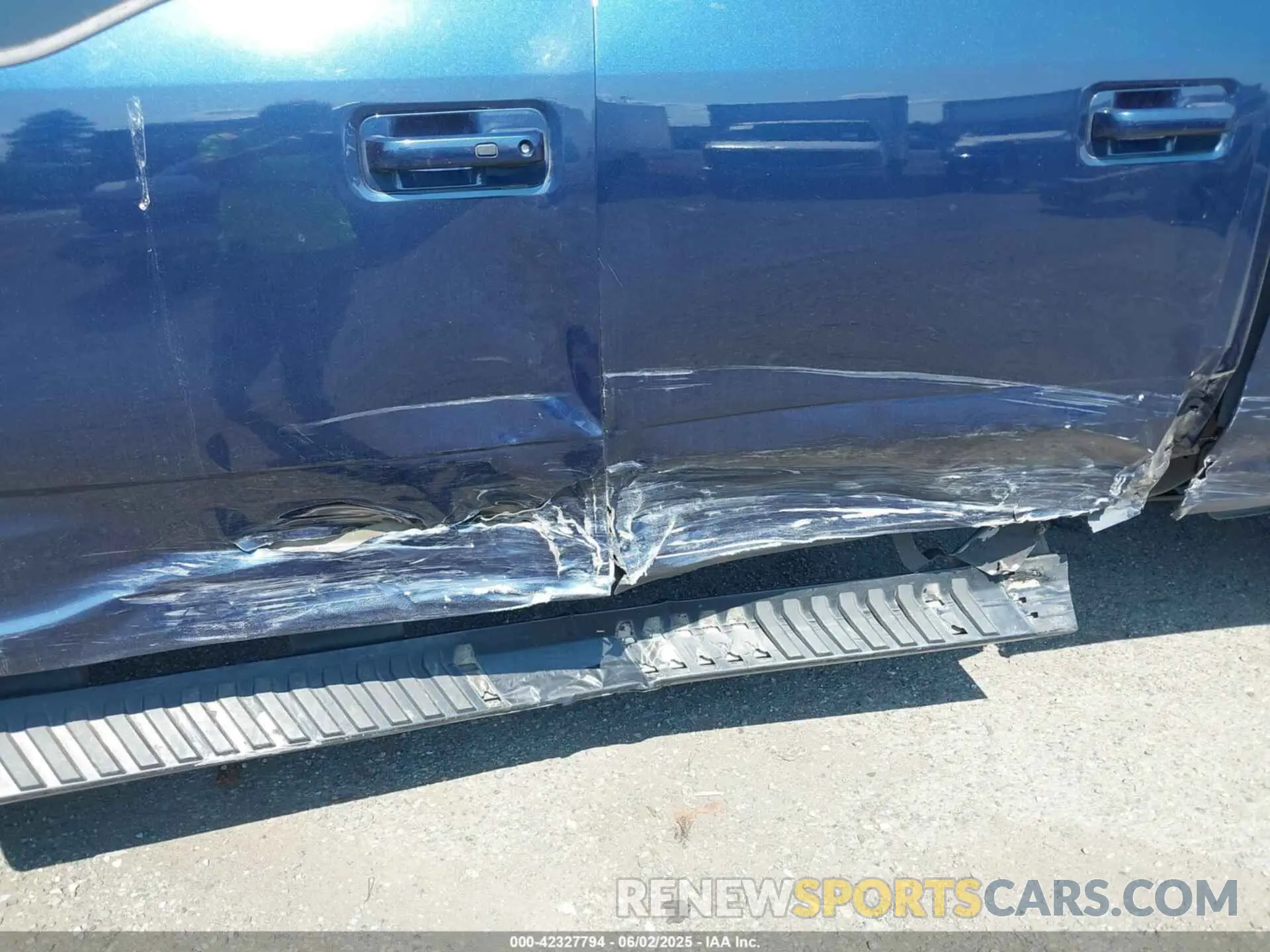 11 Photograph of a damaged car 1FT8W3BT2KEF62725 FORD F-350 2019