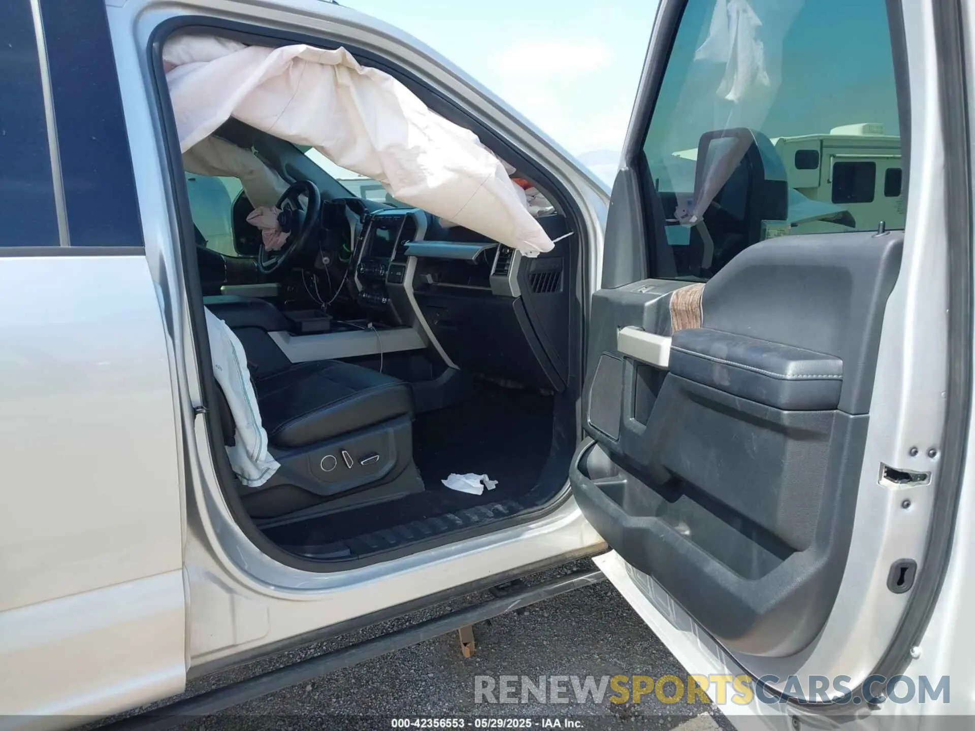 5 Photograph of a damaged car 1FT8W3BT3KEF21343 FORD F-350 2019