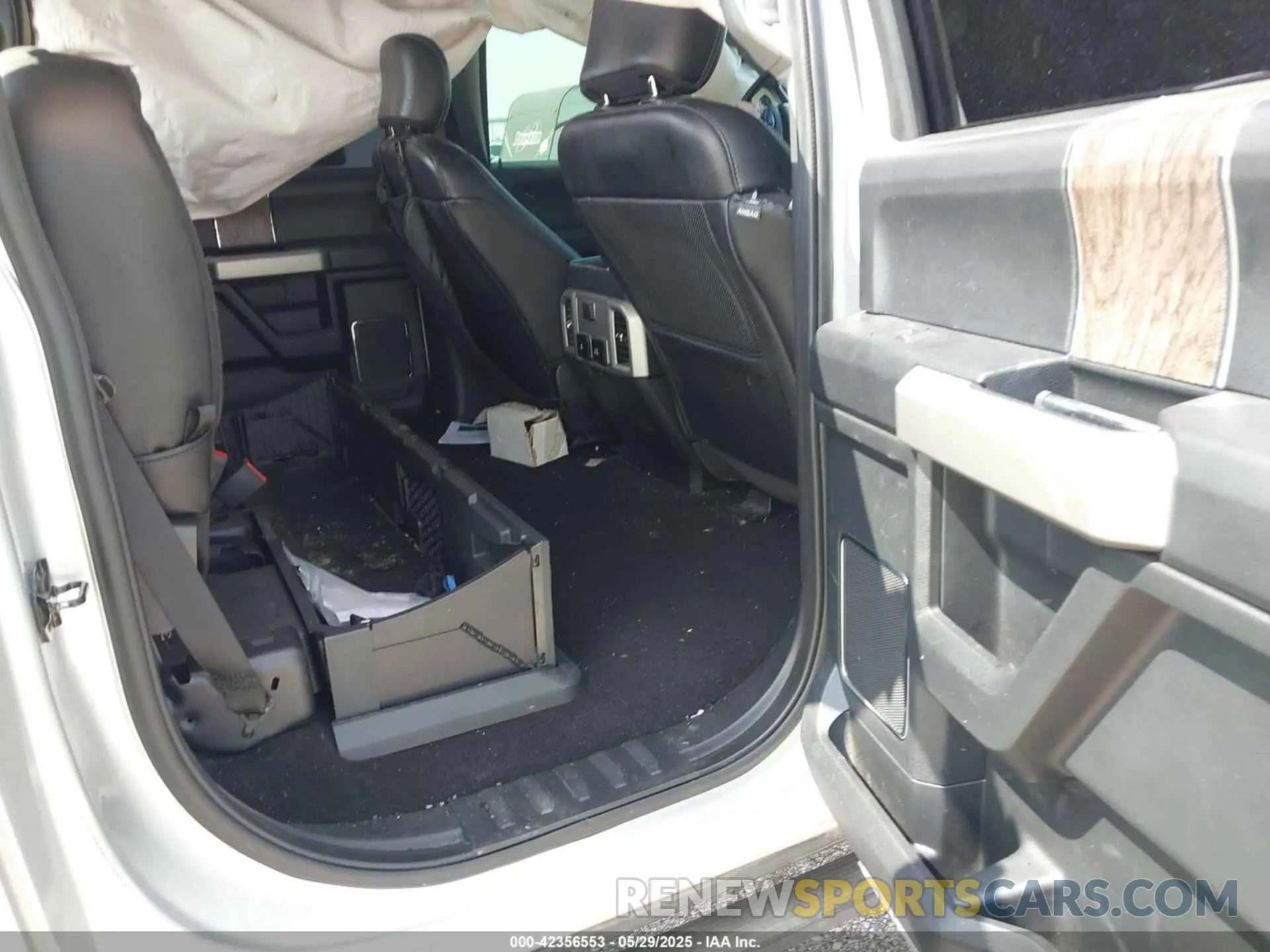 8 Photograph of a damaged car 1FT8W3BT3KEF21343 FORD F-350 2019