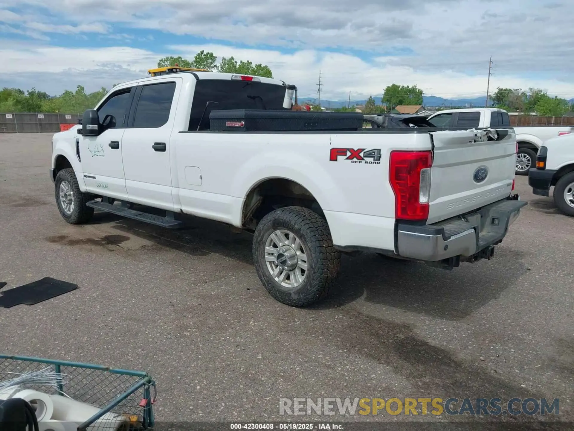 3 Photograph of a damaged car 1FT8W3BT5KEE66328 FORD F-350 2019