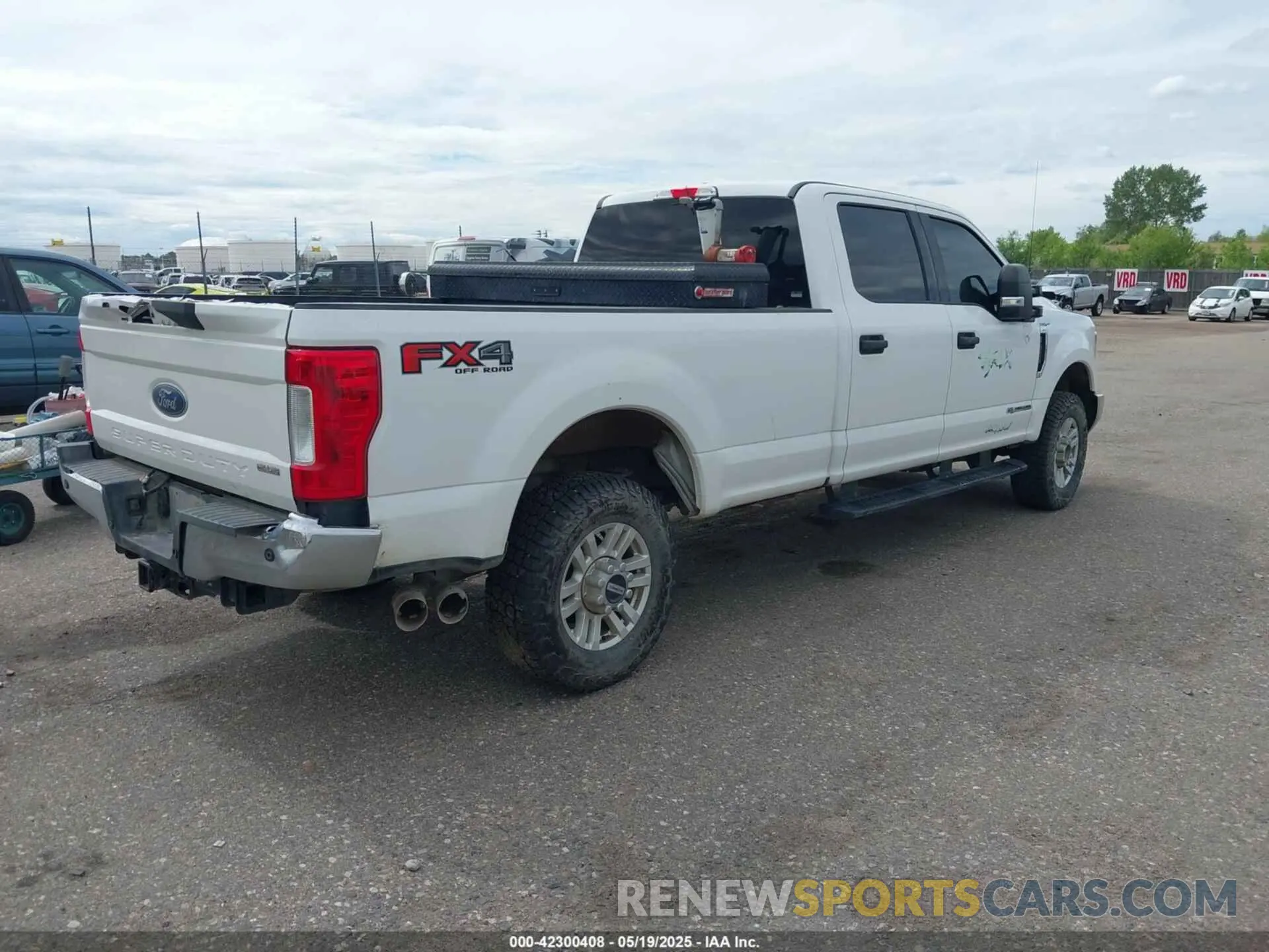 4 Photograph of a damaged car 1FT8W3BT5KEE66328 FORD F-350 2019