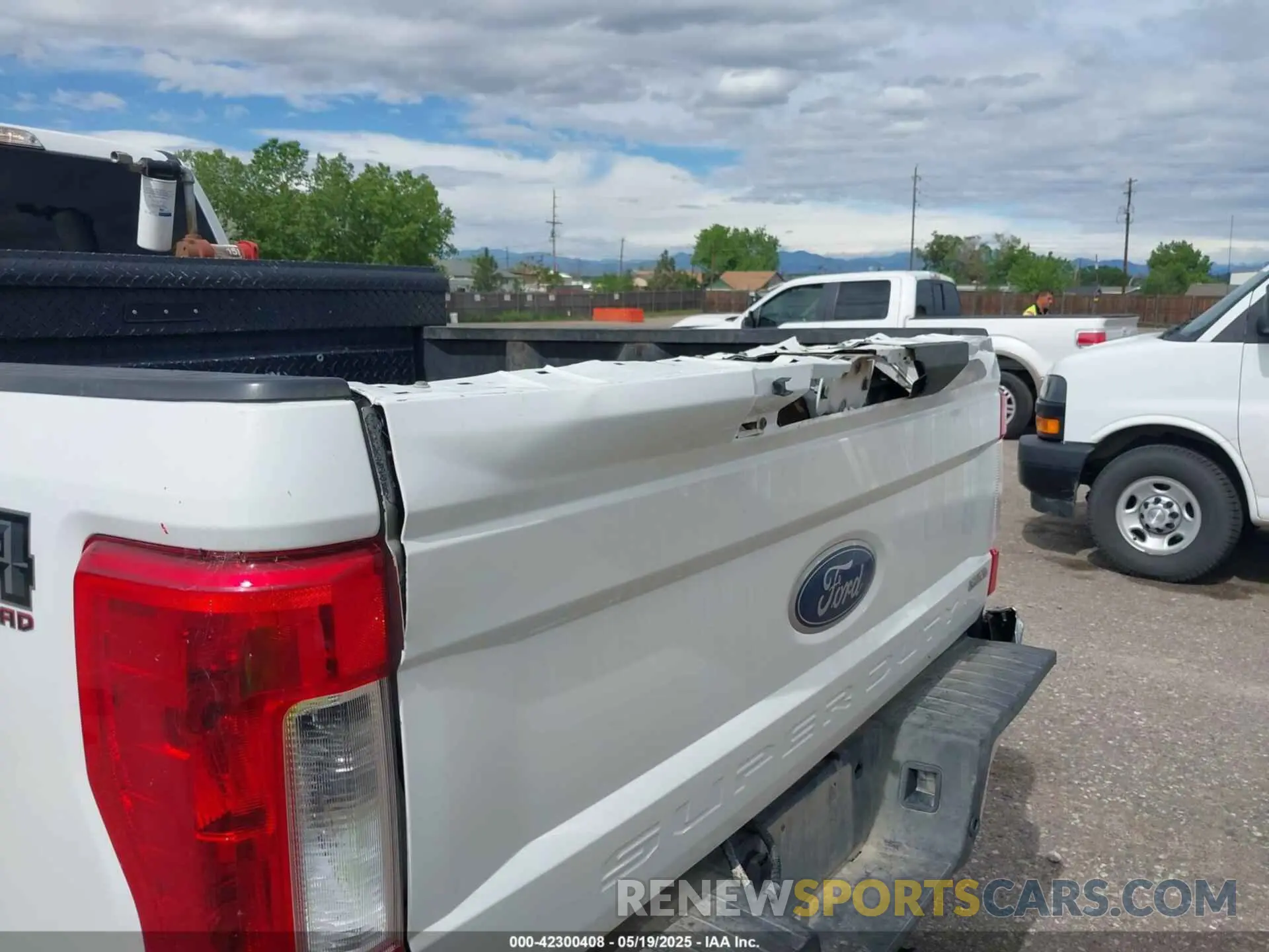 6 Photograph of a damaged car 1FT8W3BT5KEE66328 FORD F-350 2019