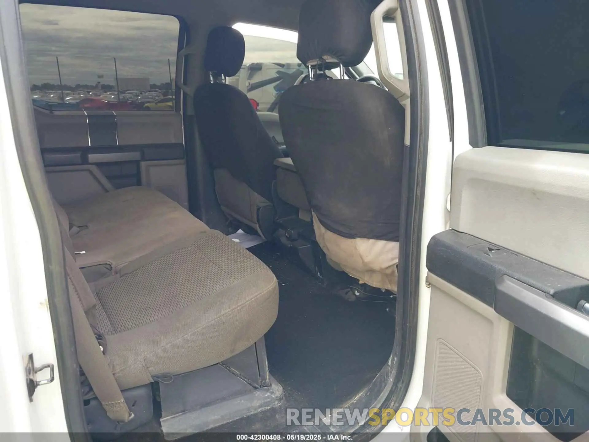 8 Photograph of a damaged car 1FT8W3BT5KEE66328 FORD F-350 2019