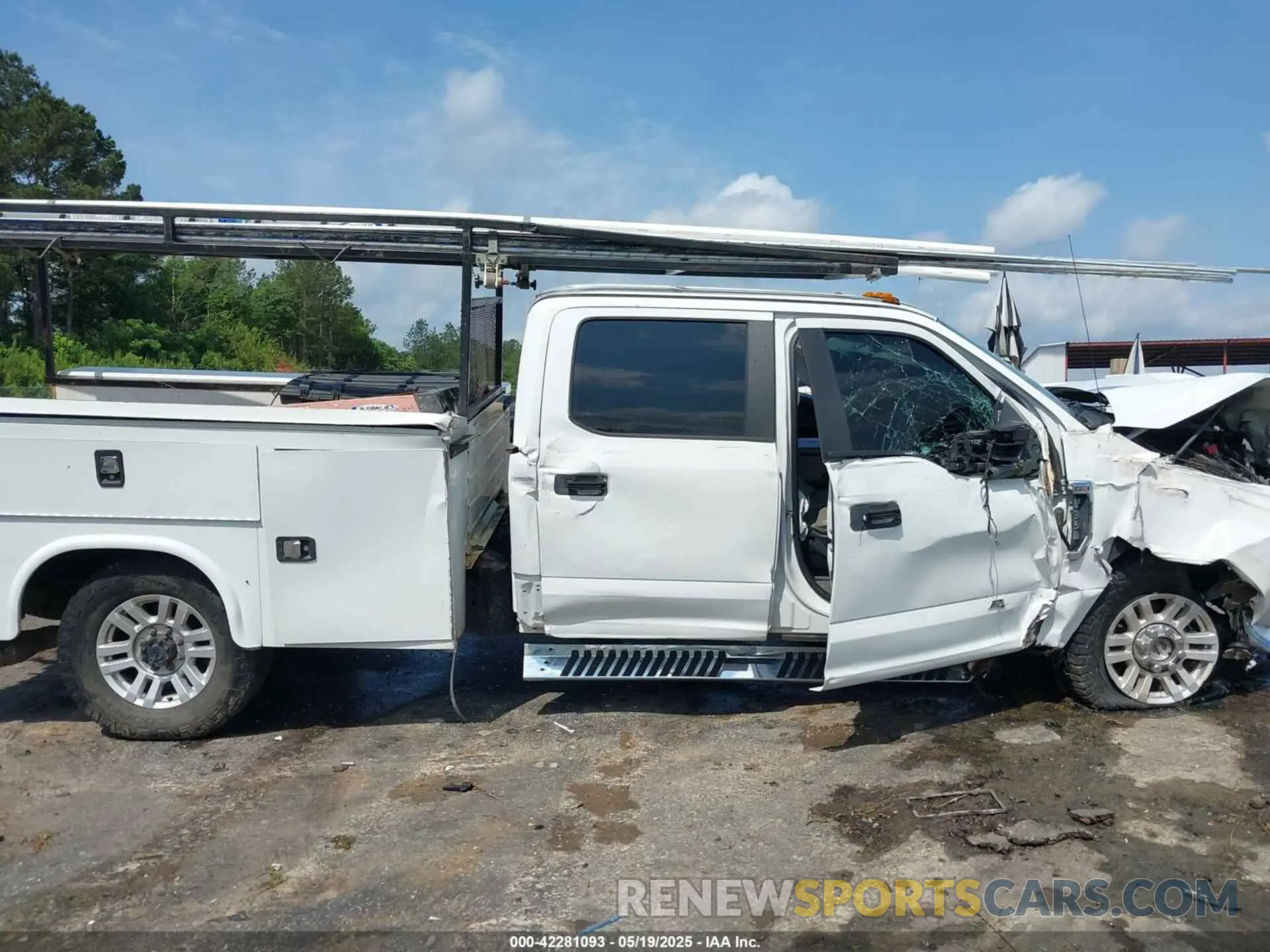 13 Photograph of a damaged car 1FT8W3BT8KEC82761 FORD F-350 2019