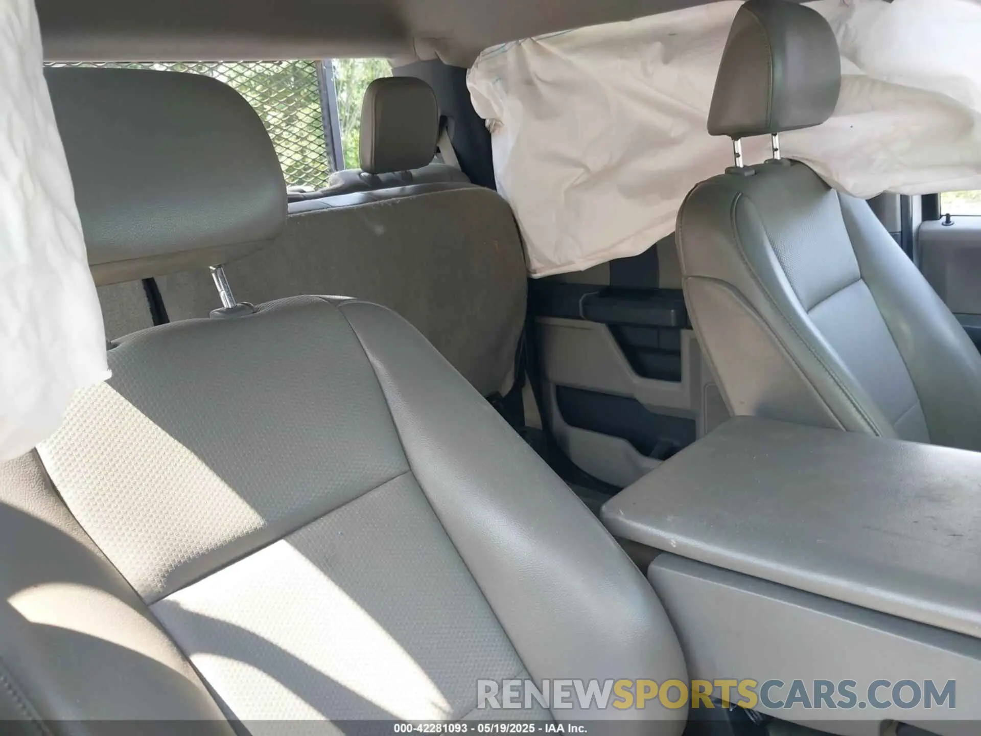 6 Photograph of a damaged car 1FT8W3BT8KEC82761 FORD F-350 2019
