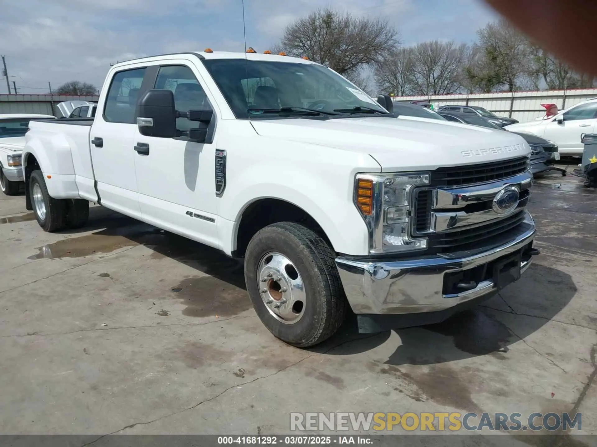1 Photograph of a damaged car 1FT8W3CT5KEC97443 FORD F-350 2019