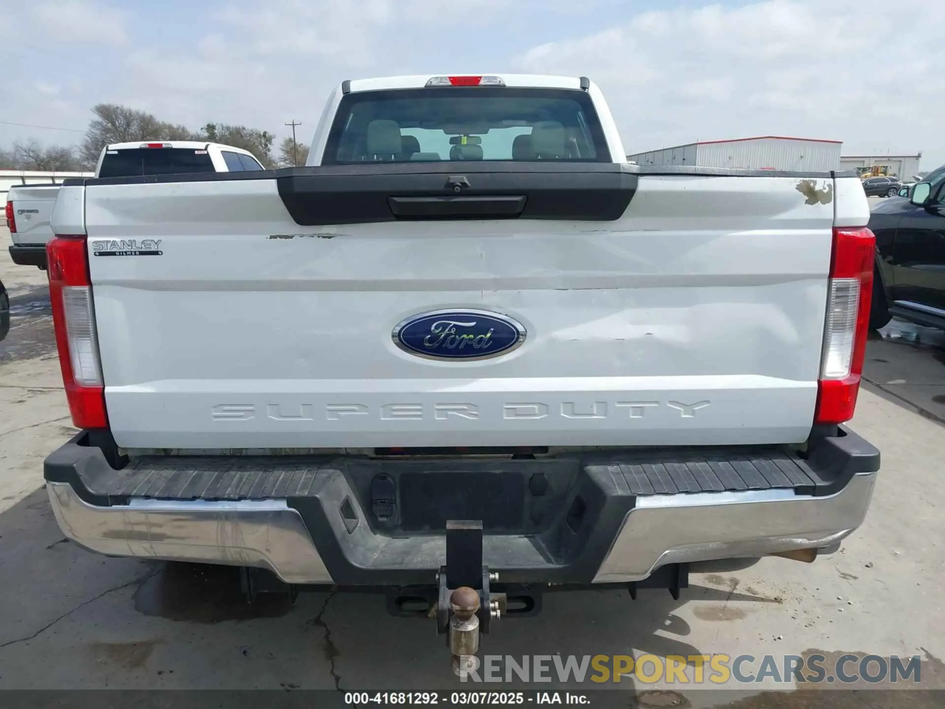 15 Photograph of a damaged car 1FT8W3CT5KEC97443 FORD F-350 2019