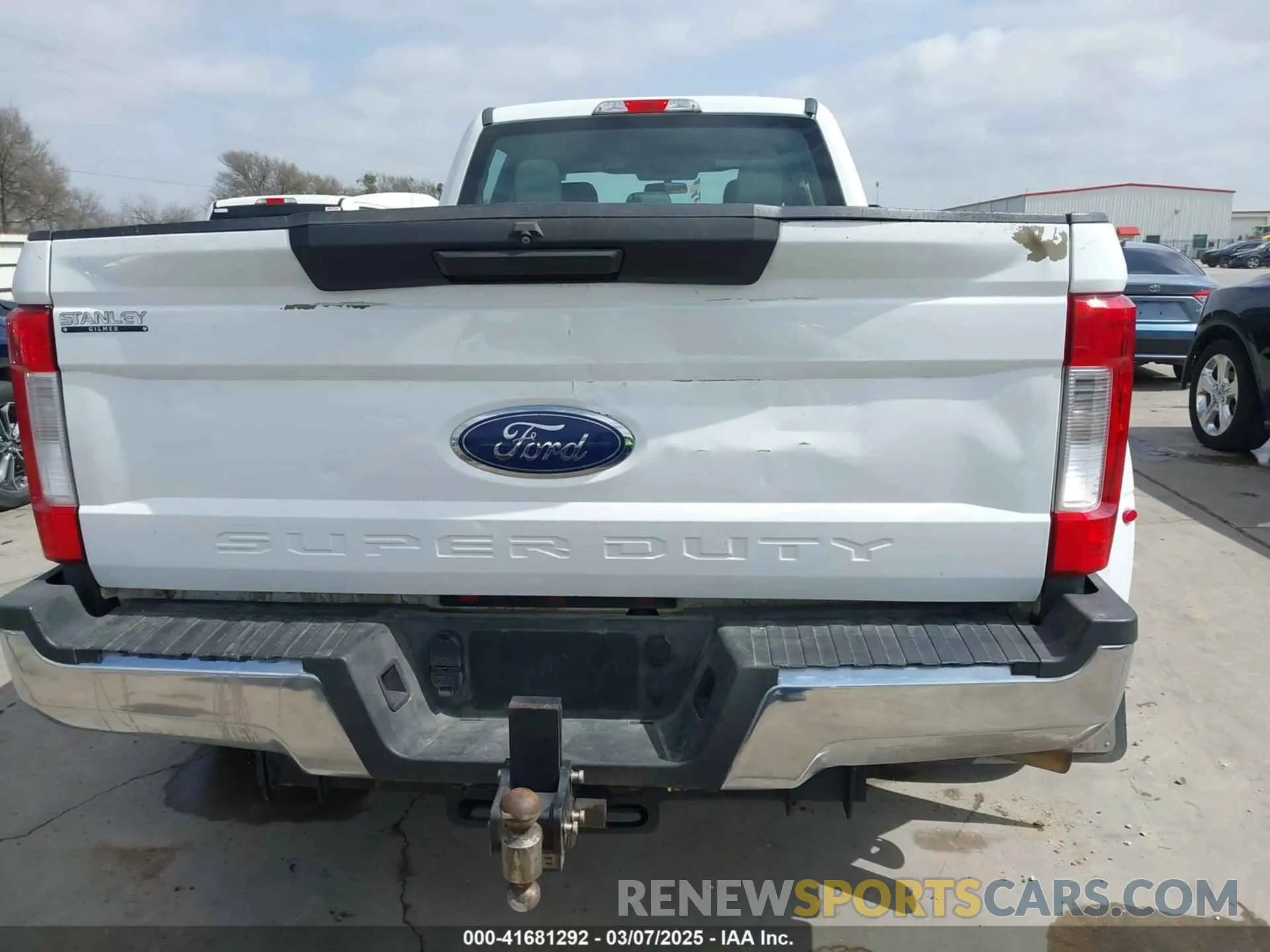 18 Photograph of a damaged car 1FT8W3CT5KEC97443 FORD F-350 2019