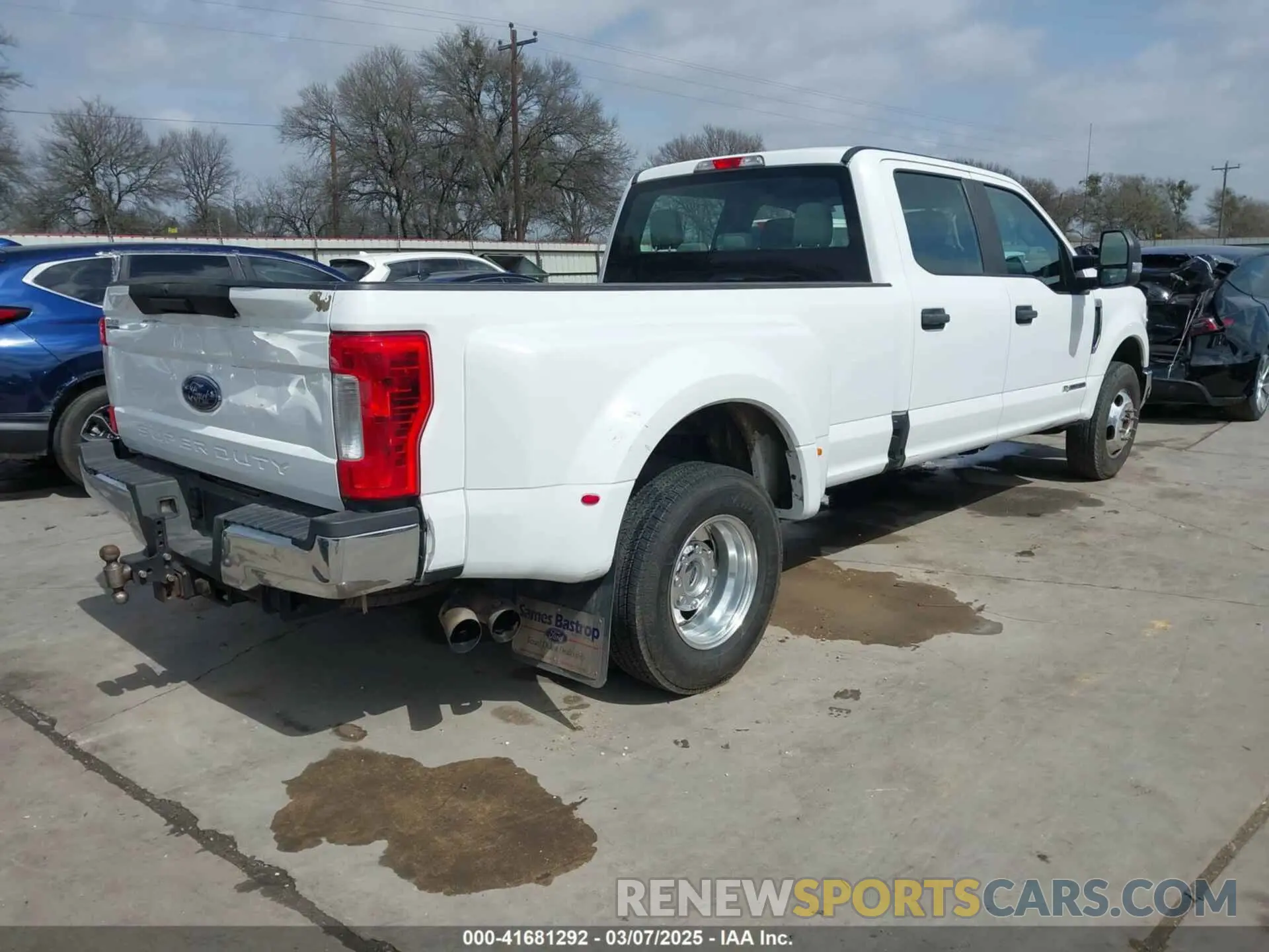 4 Photograph of a damaged car 1FT8W3CT5KEC97443 FORD F-350 2019