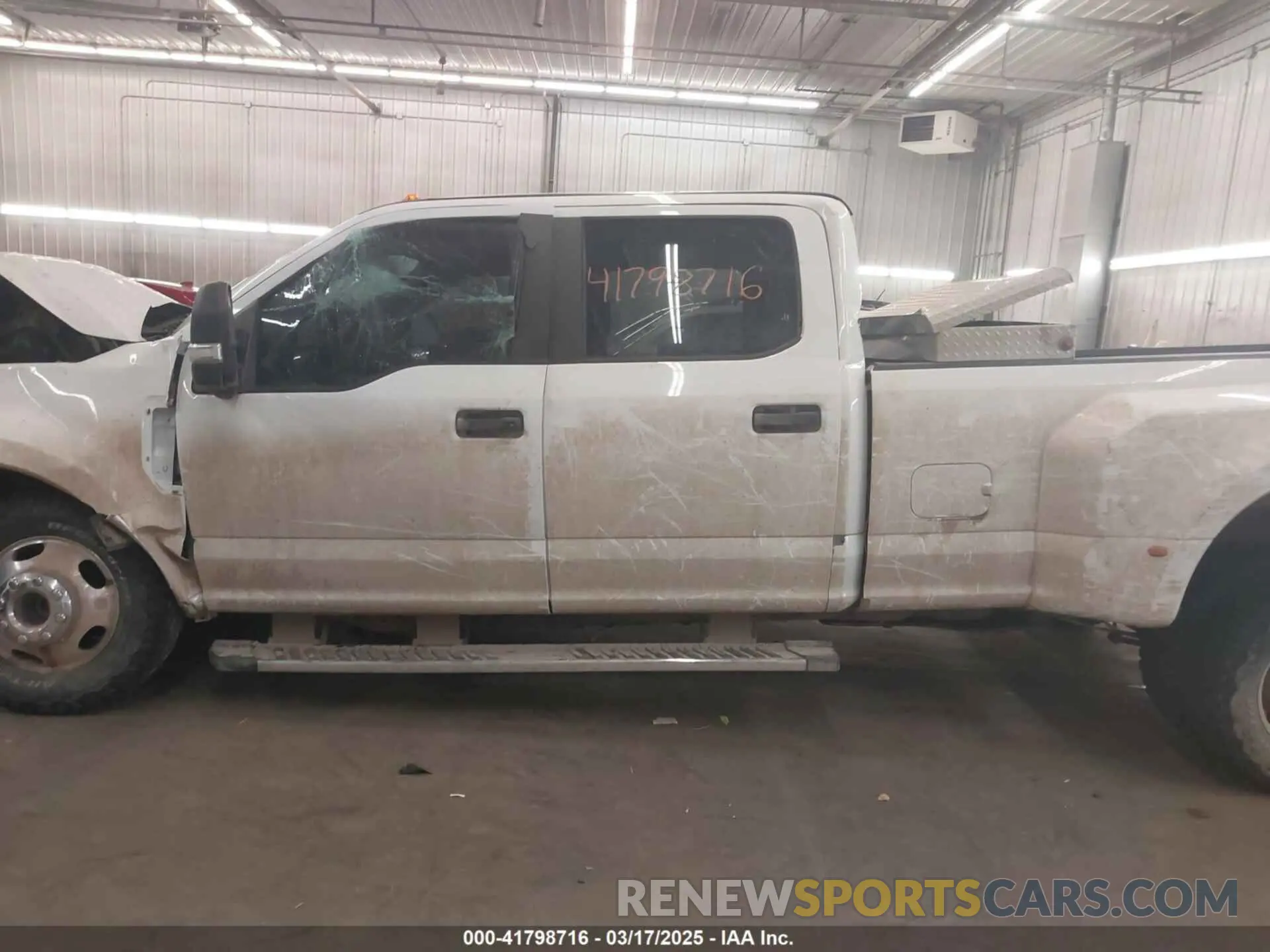 15 Photograph of a damaged car 1FT8W3DT0KEE86824 FORD F-350 2019