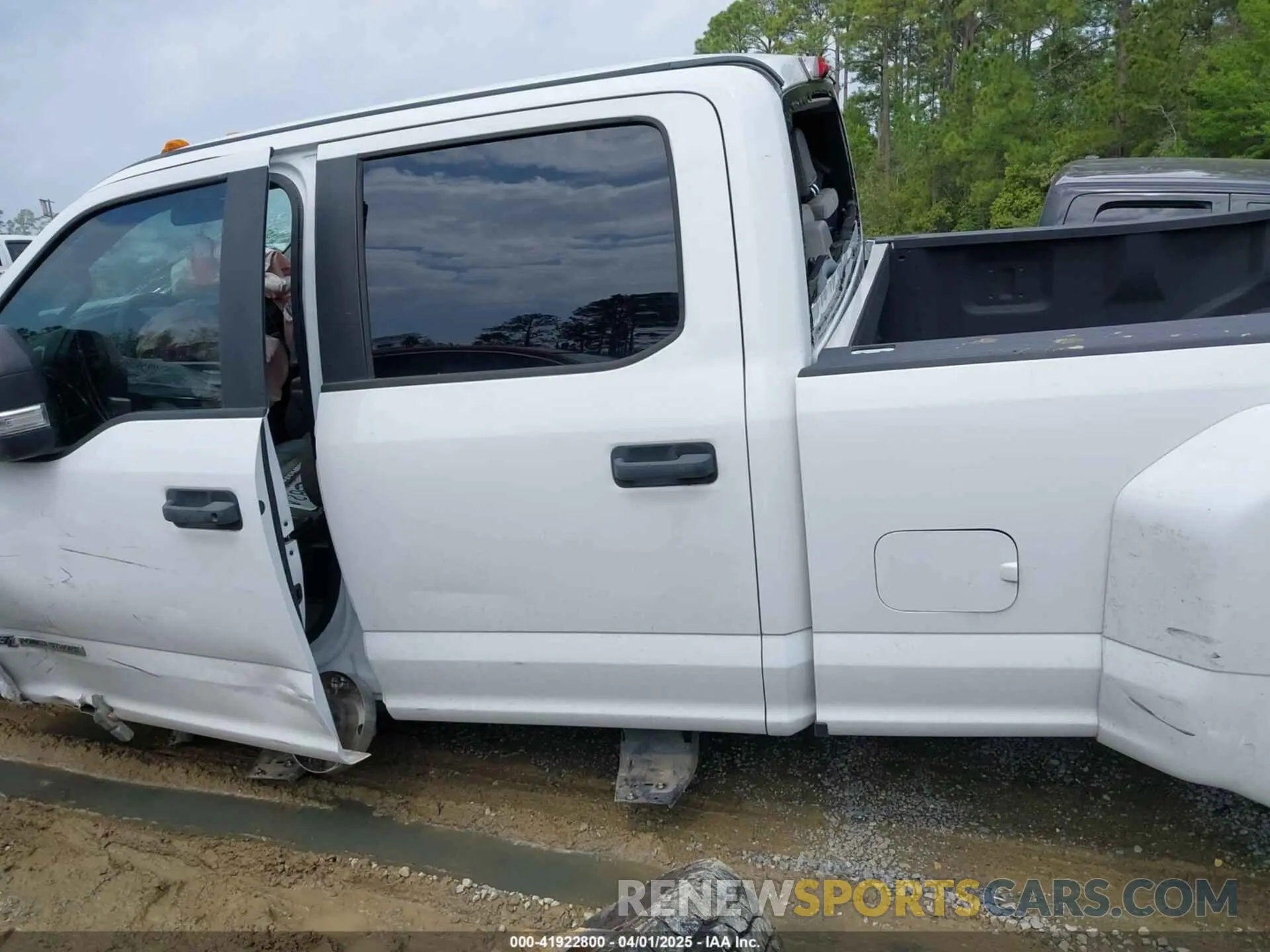 15 Photograph of a damaged car 1FT8W3DT1KEF33178 FORD F-350 2019