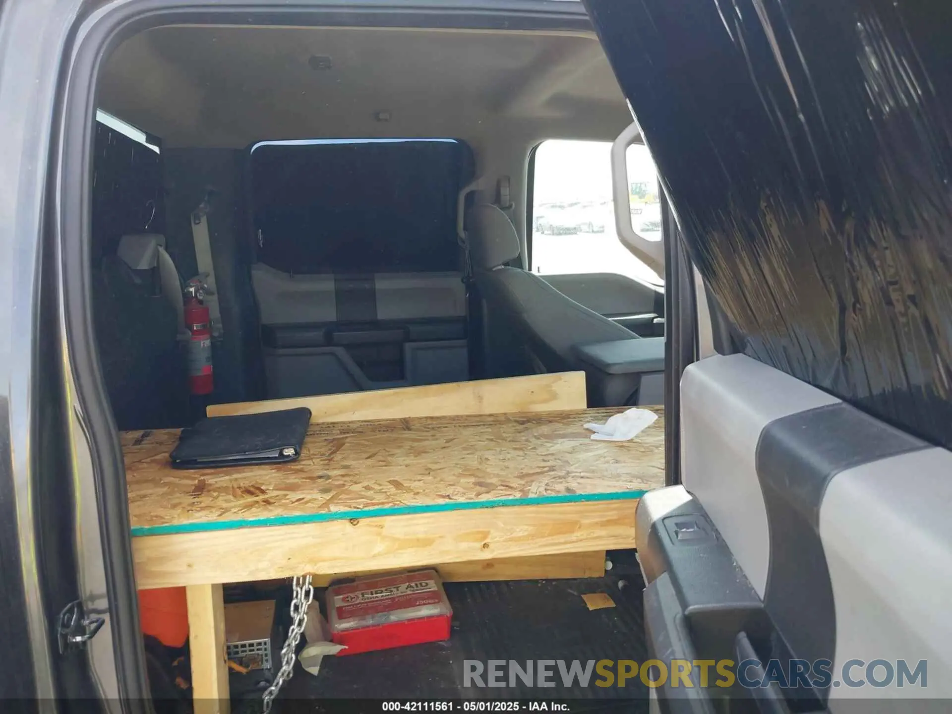 6 Photograph of a damaged car 1FT8W3DT3KEC04661 FORD F-350 2019