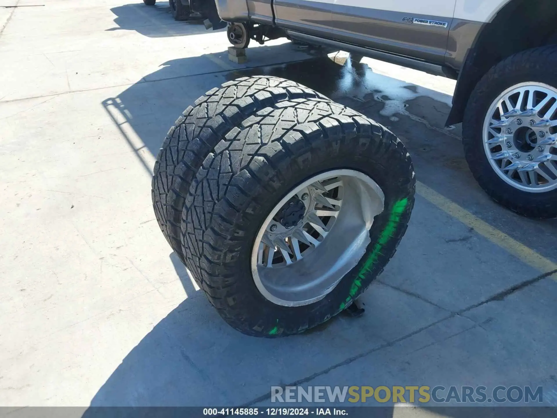 18 Photograph of a damaged car 1FT8W3DT3KED51515 FORD F-350 2019
