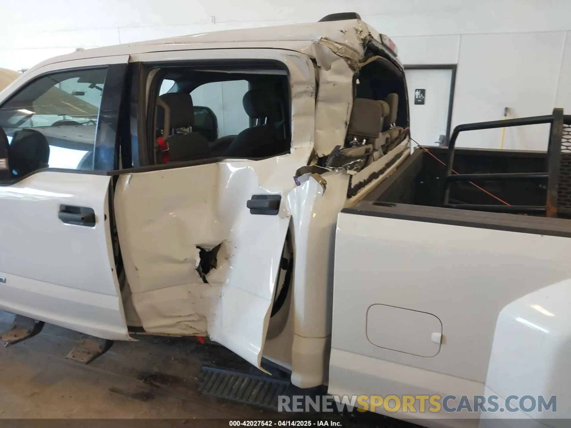 6 Photograph of a damaged car 1FT8W3DT8LEC45773 FORD F-350 2020