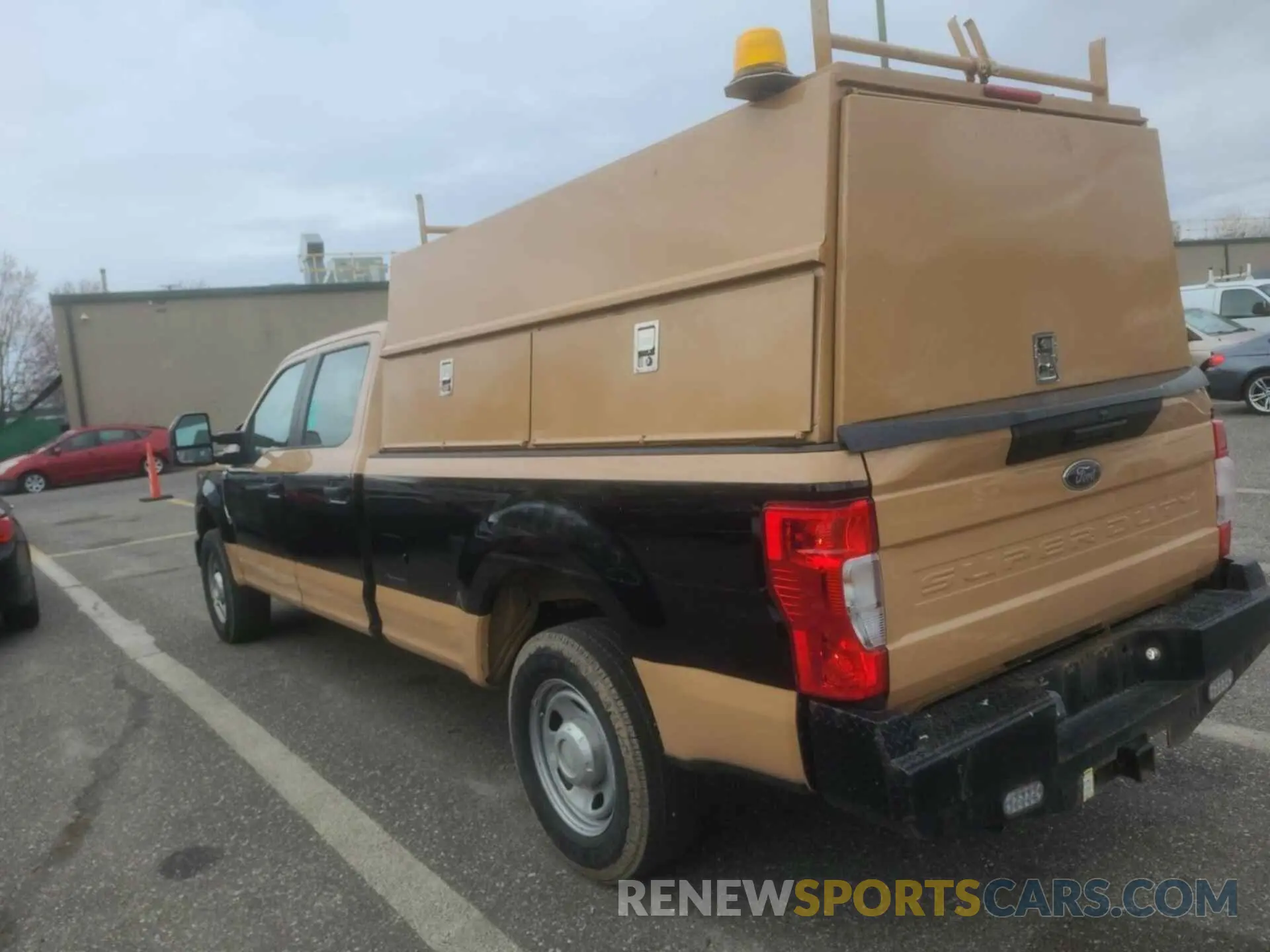 28 Photograph of a damaged car 1FT8W3A60MEC91999 FORD F-350 2021