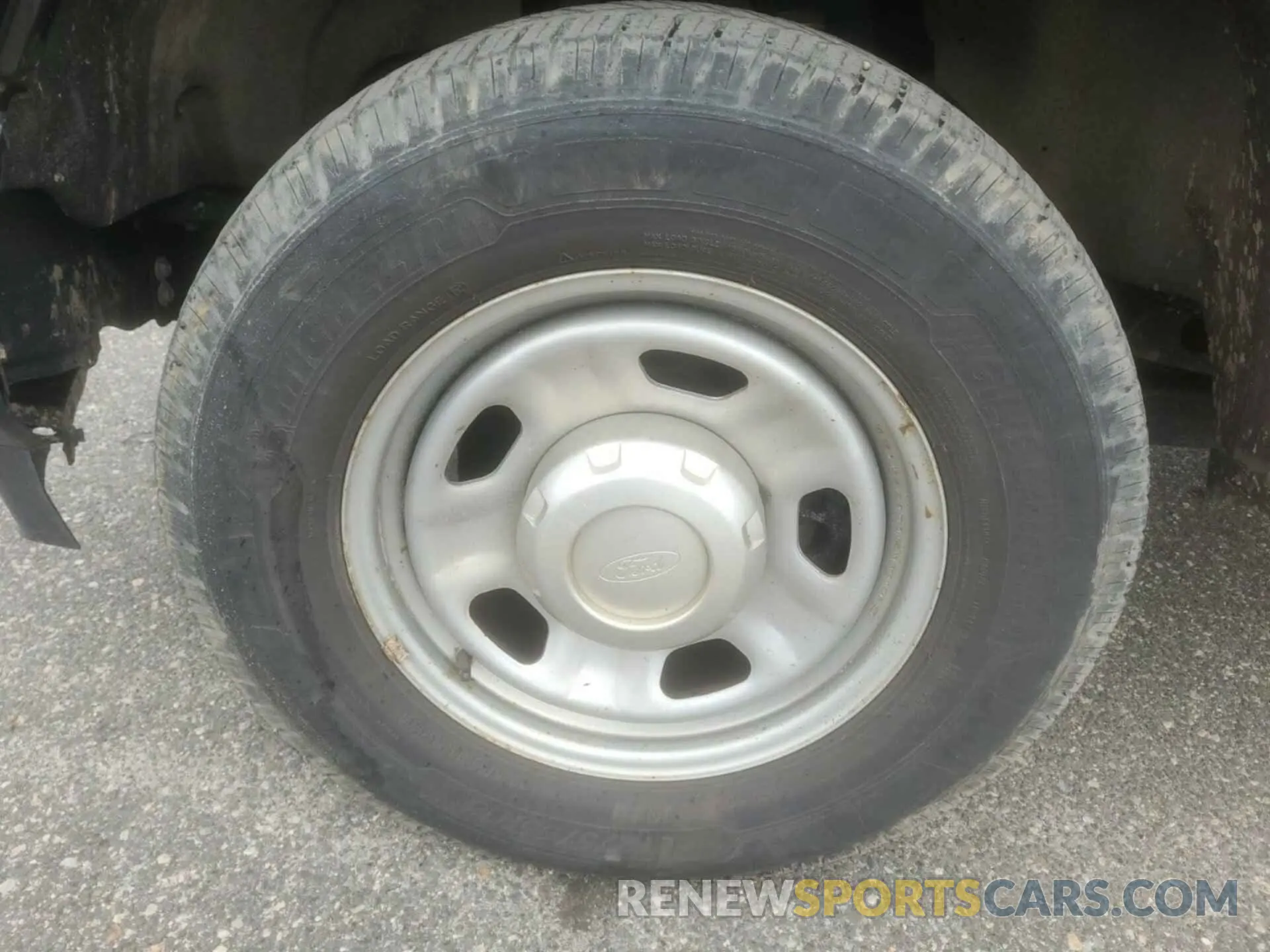 29 Photograph of a damaged car 1FT8W3A60MEC91999 FORD F-350 2021