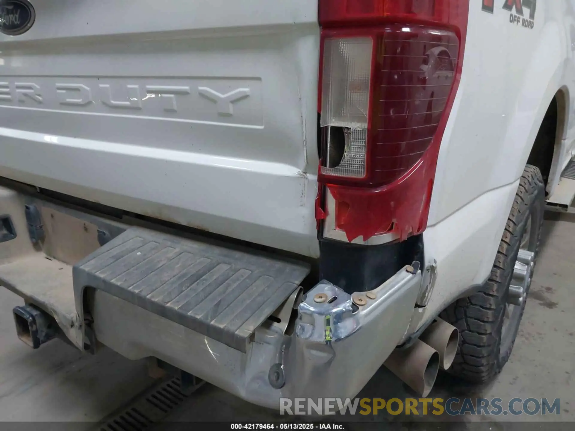 11 Photograph of a damaged car 1FT8W3BT1MEC53640 FORD F-350 2021