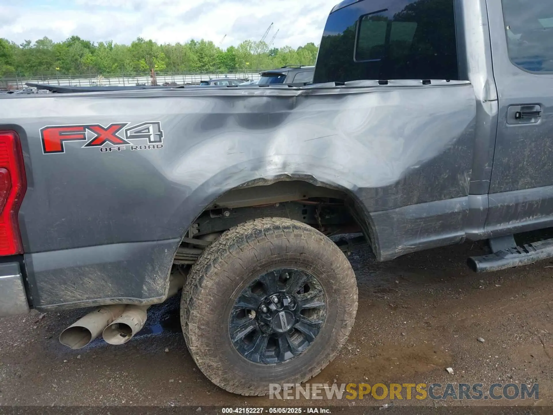 19 Photograph of a damaged car 1FT8W3BT3MEC04407 FORD F-350 2021