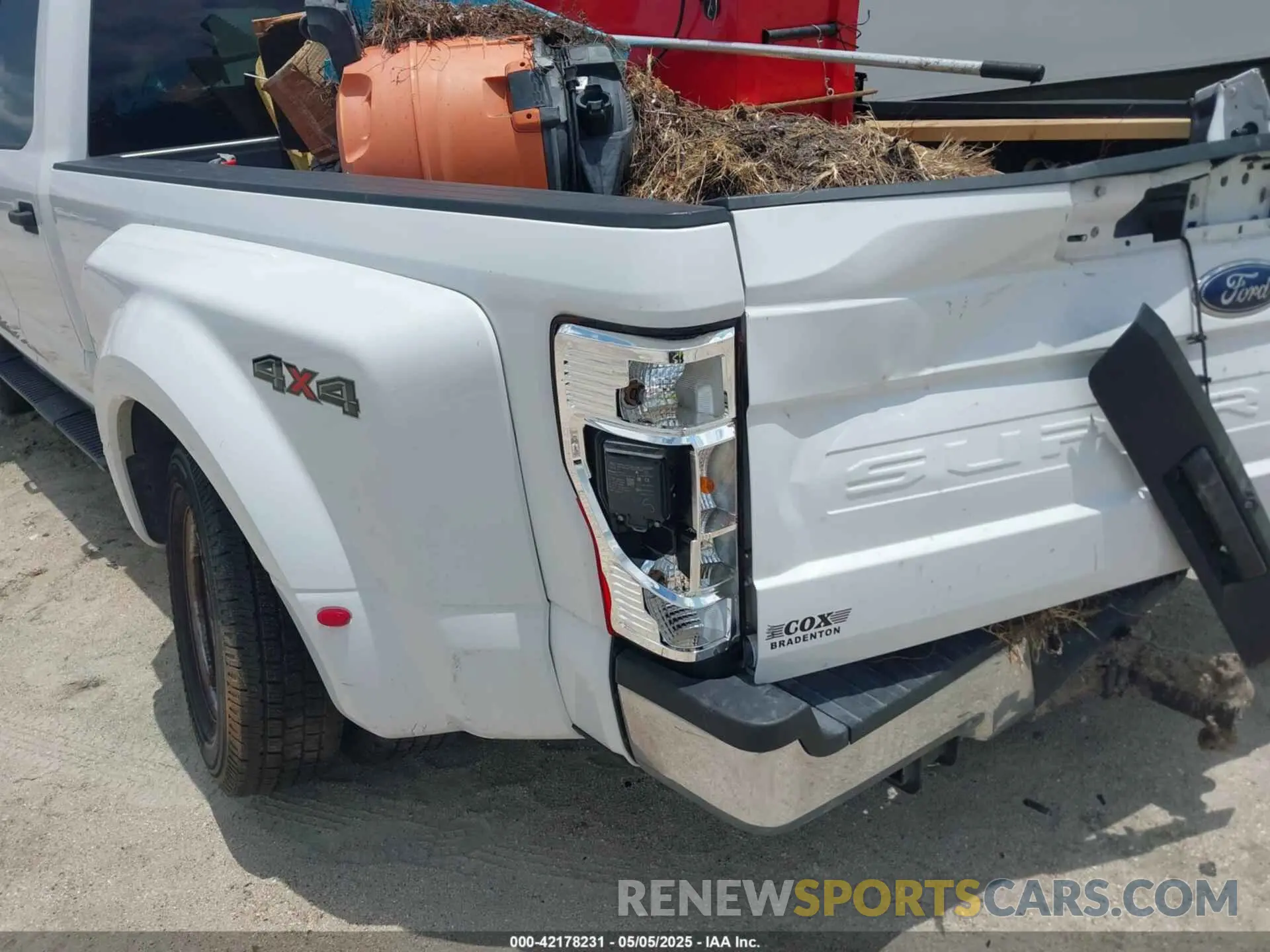 19 Photograph of a damaged car 1FT8W3DT5MED03260 FORD F-350 2021