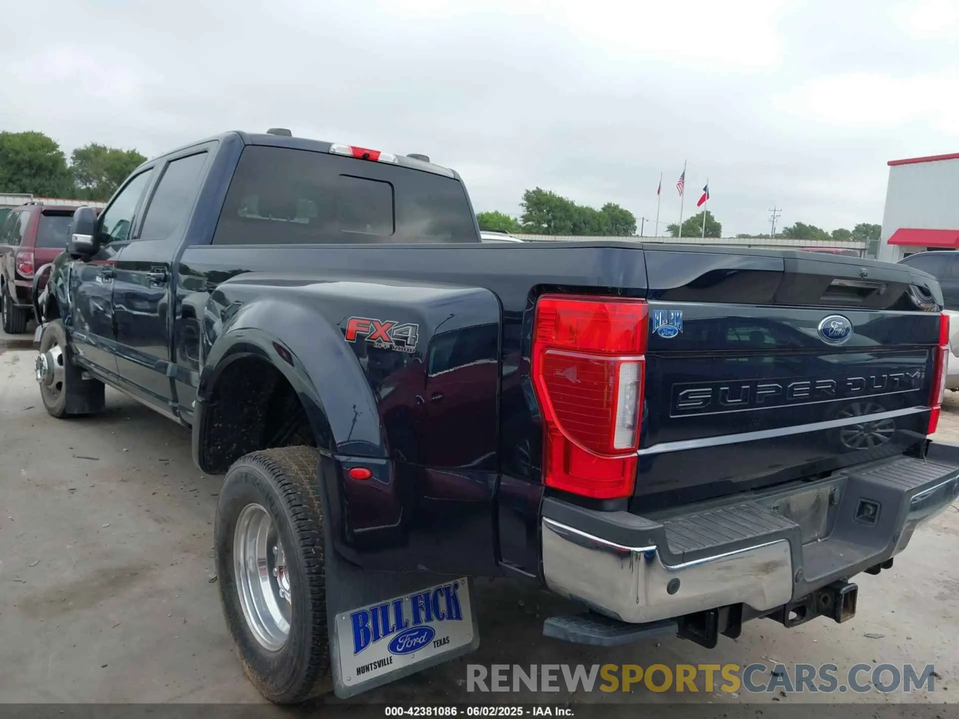3 Photograph of a damaged car 1FT8W3DT8MEC05842 FORD F-350 2021