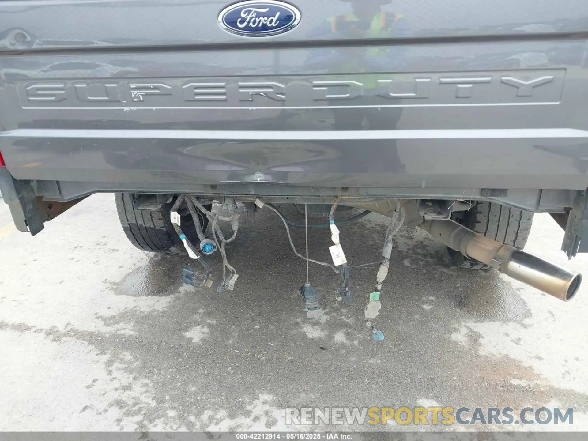 19 Photograph of a damaged car 1FT8W3BN2NEC25025 FORD F-350 2022