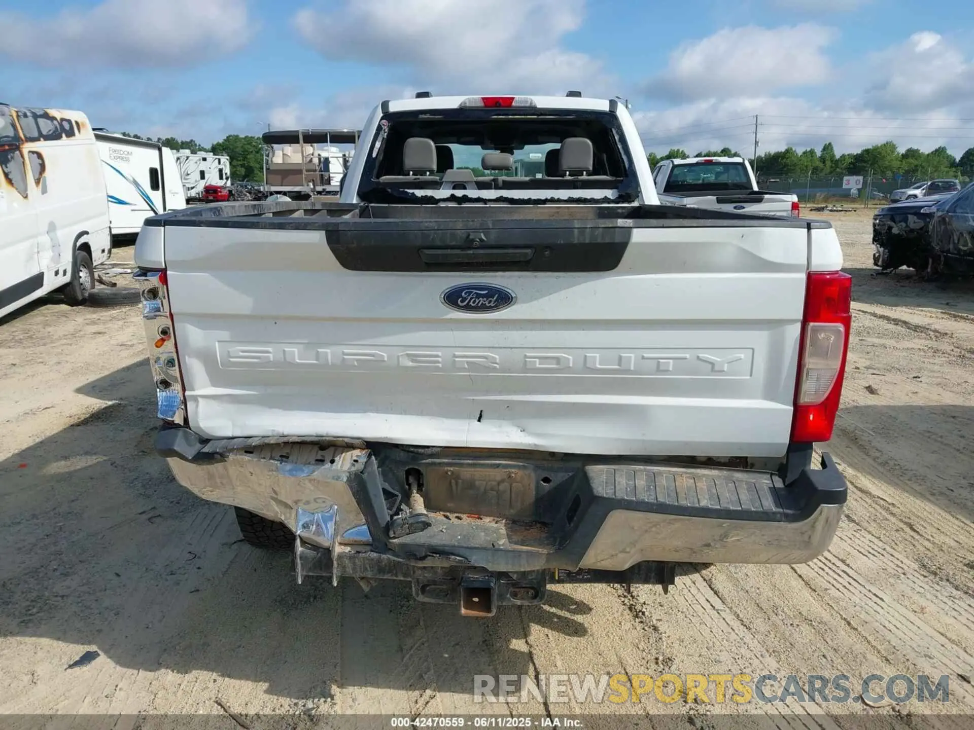 19 Photograph of a damaged car 1FT8W3BT2NEC05114 FORD F-350 2022