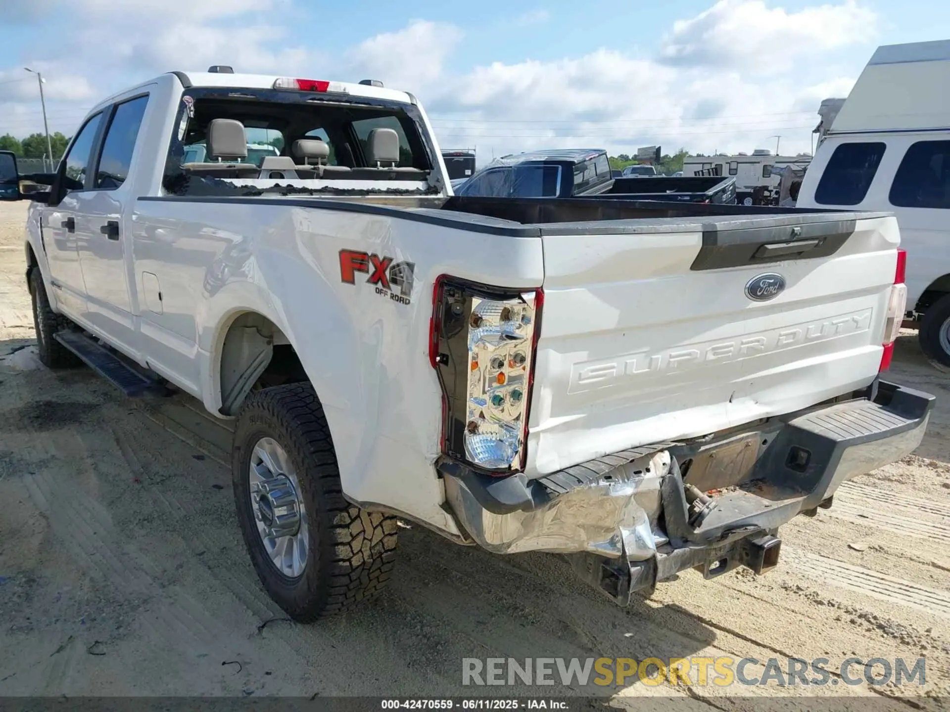24 Photograph of a damaged car 1FT8W3BT2NEC05114 FORD F-350 2022