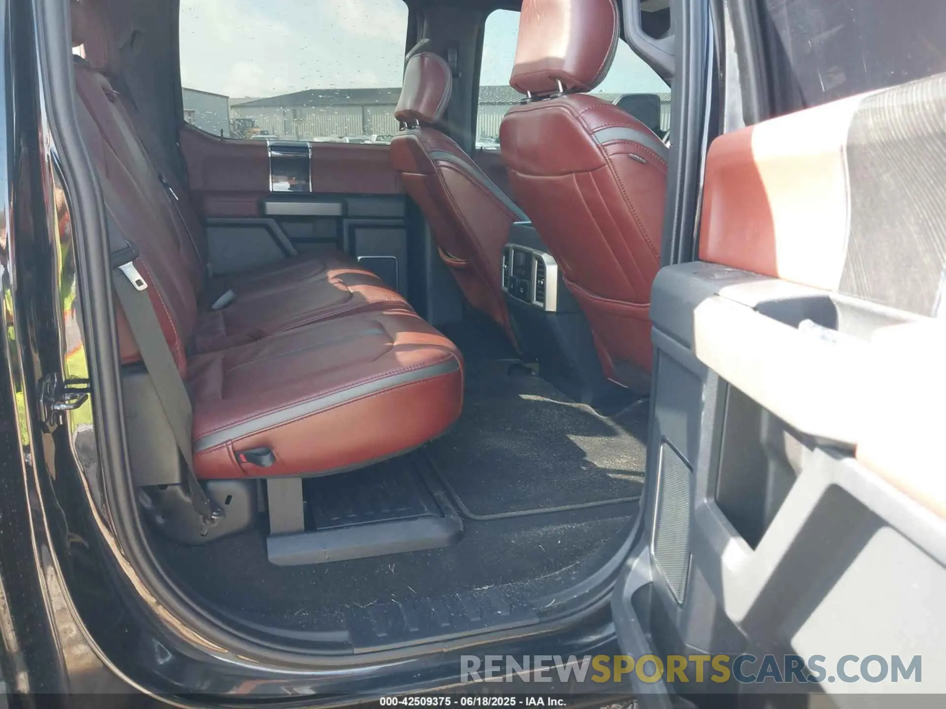 8 Photograph of a damaged car 1FT8W3BT7NEF51434 FORD F-350 2022