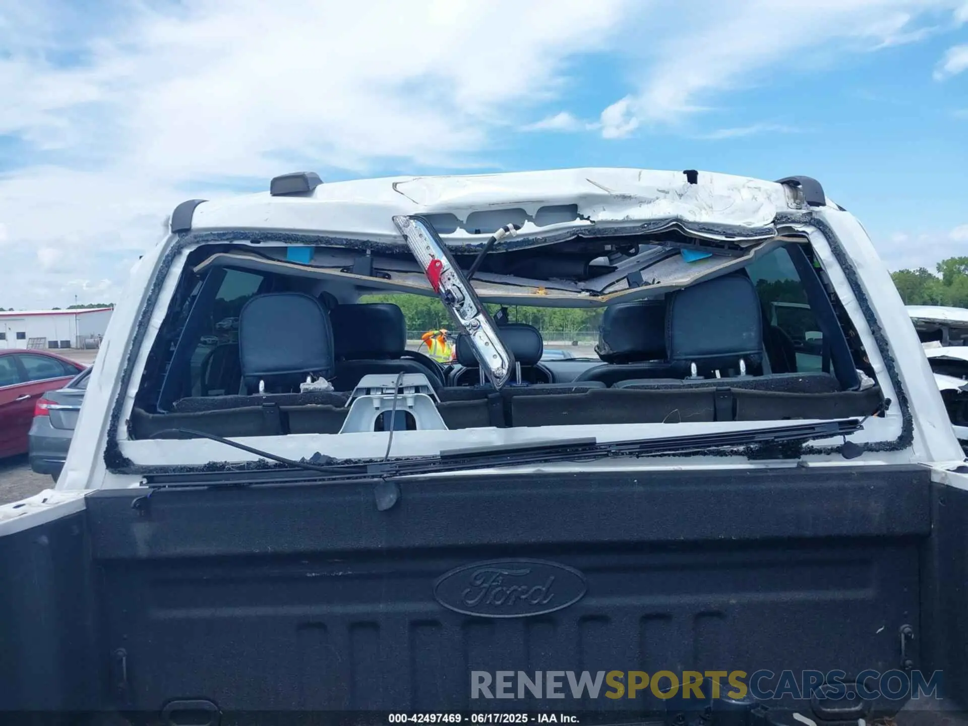 15 Photograph of a damaged car 1FT8W3BTXNEC05278 FORD F-350 2022
