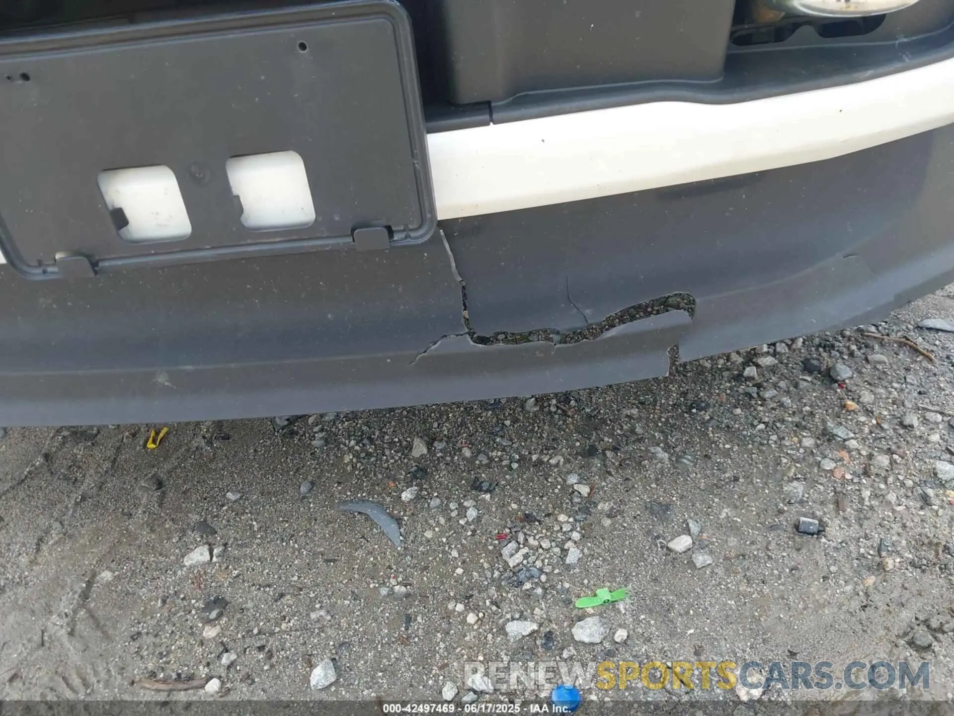 17 Photograph of a damaged car 1FT8W3BTXNEC05278 FORD F-350 2022