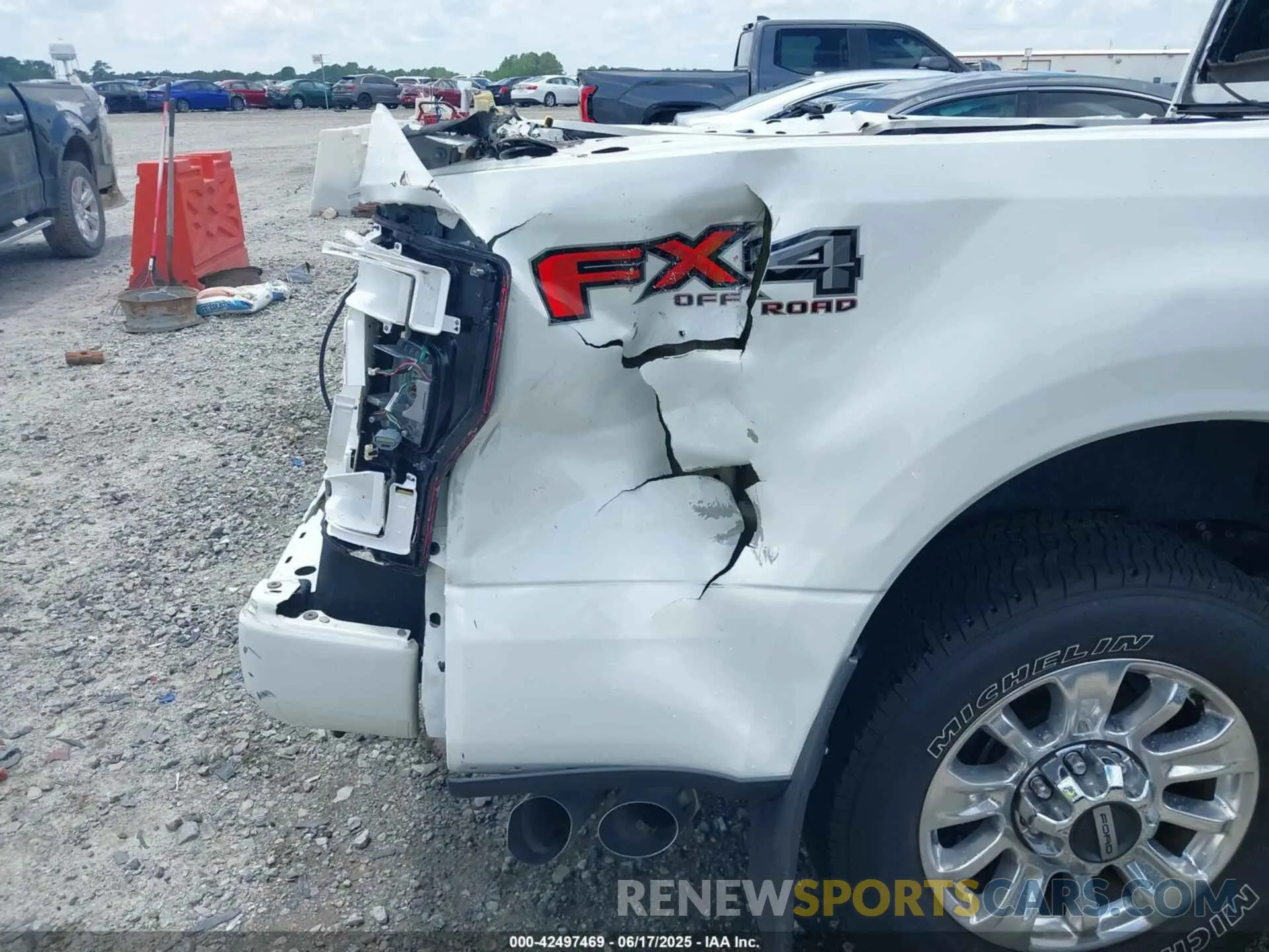 18 Photograph of a damaged car 1FT8W3BTXNEC05278 FORD F-350 2022
