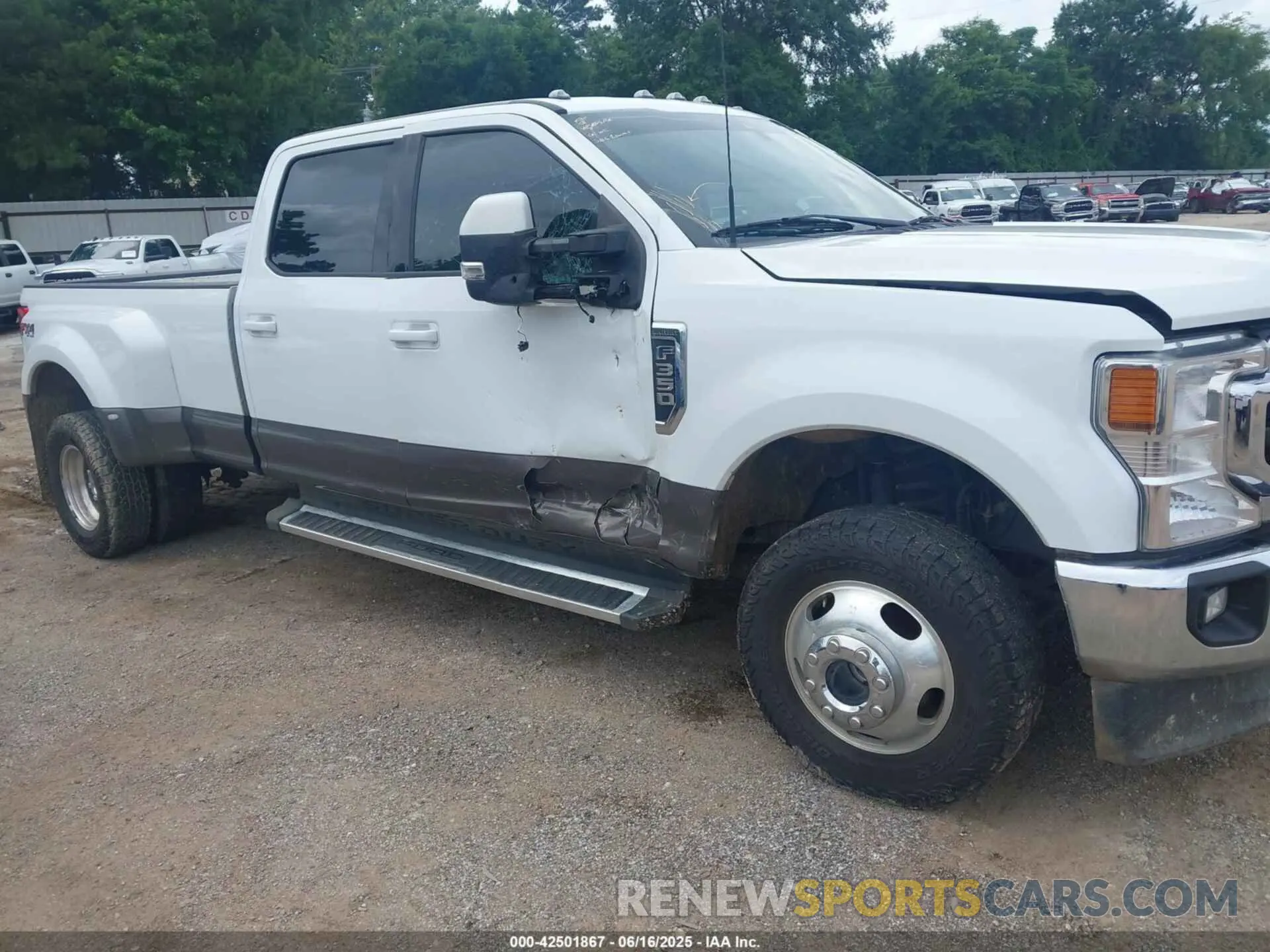11 Photograph of a damaged car 1FT8W3DN0NEE76400 FORD F-350 2022