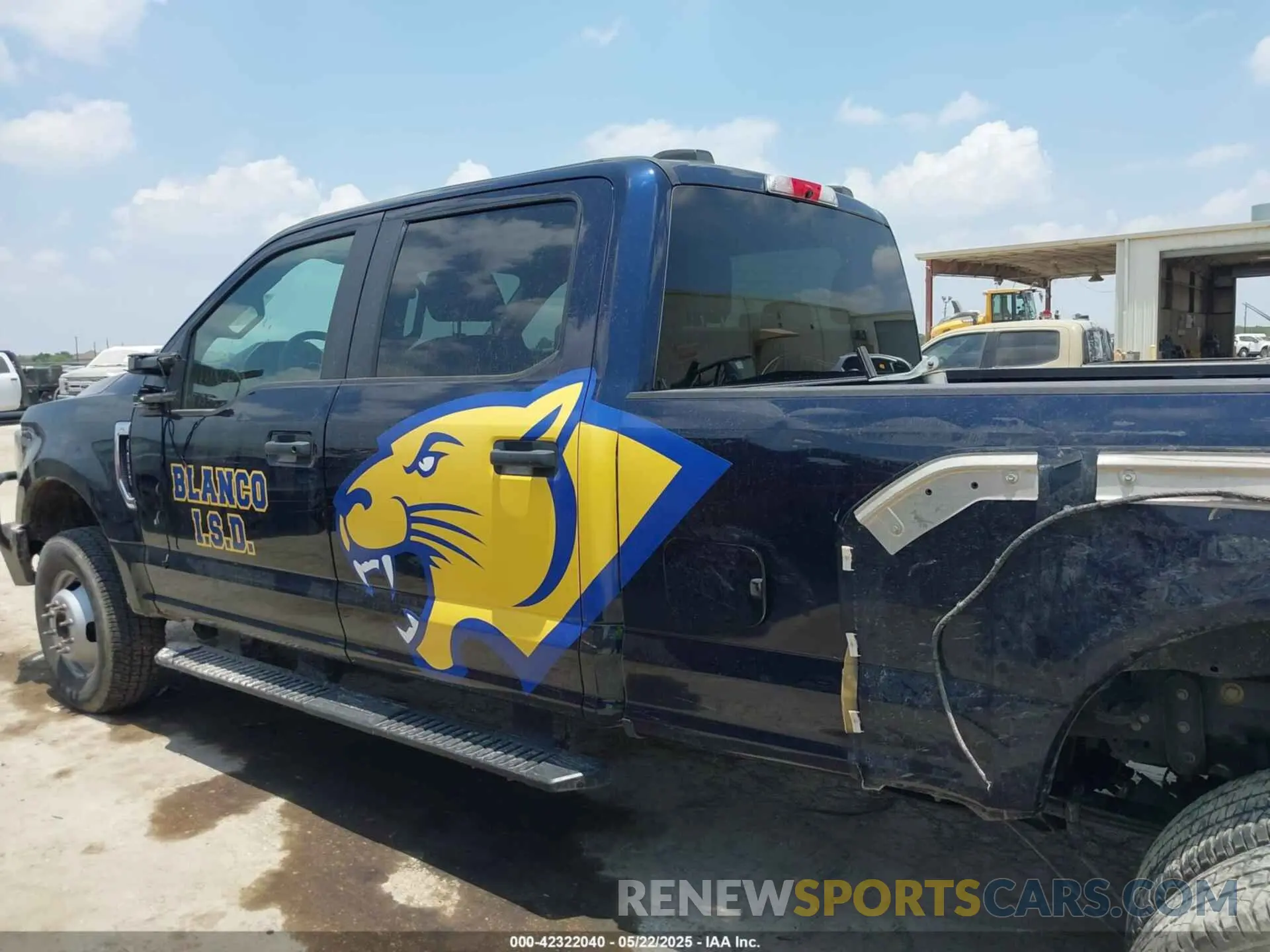15 Photograph of a damaged car 1FT8W3DN5NEE81592 FORD F-350 2022