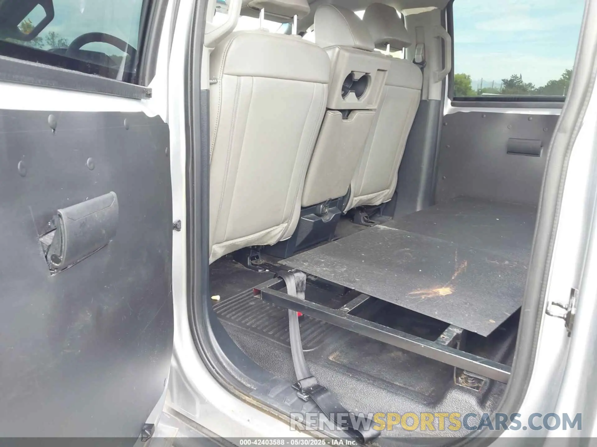 7 Photograph of a damaged car 1FT8W3DT4NEF02060 FORD F-350 2022
