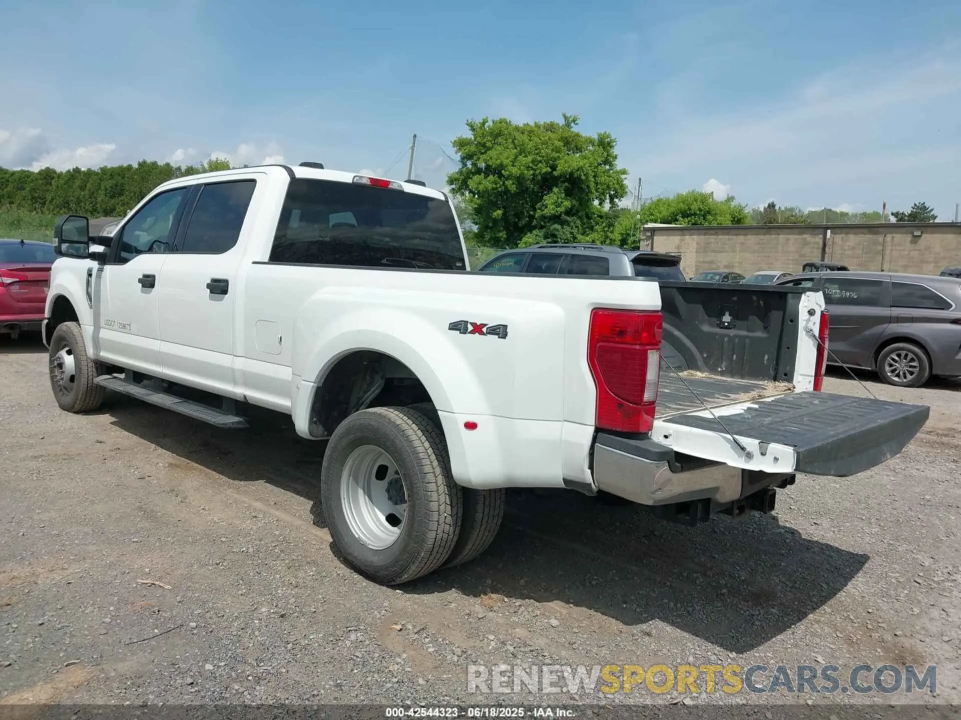 3 Photograph of a damaged car 1FT8W3DT4NEF29761 FORD F-350 2022