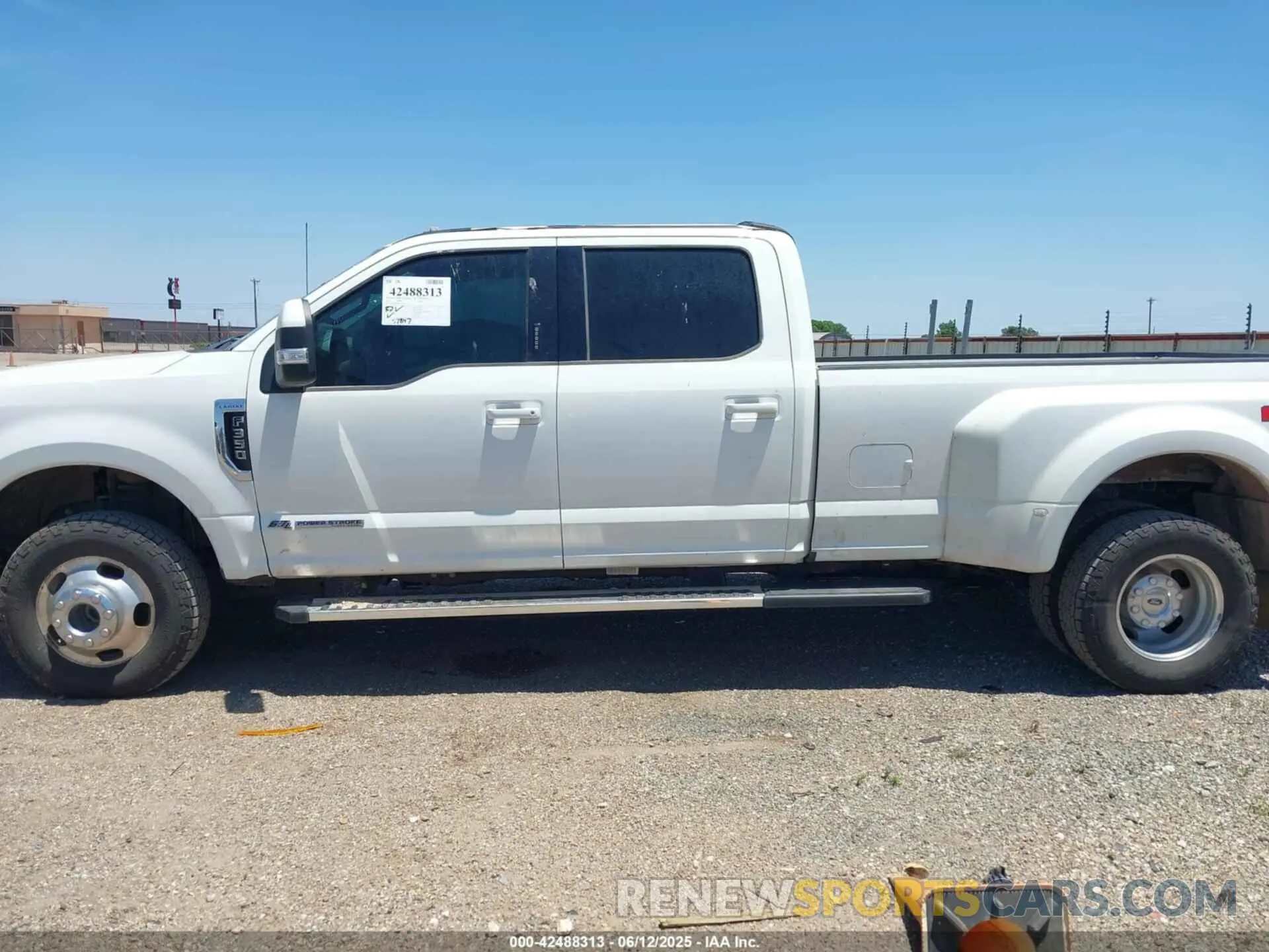 14 Photograph of a damaged car 1FT8W3DT4NEG05933 FORD F-350 2022