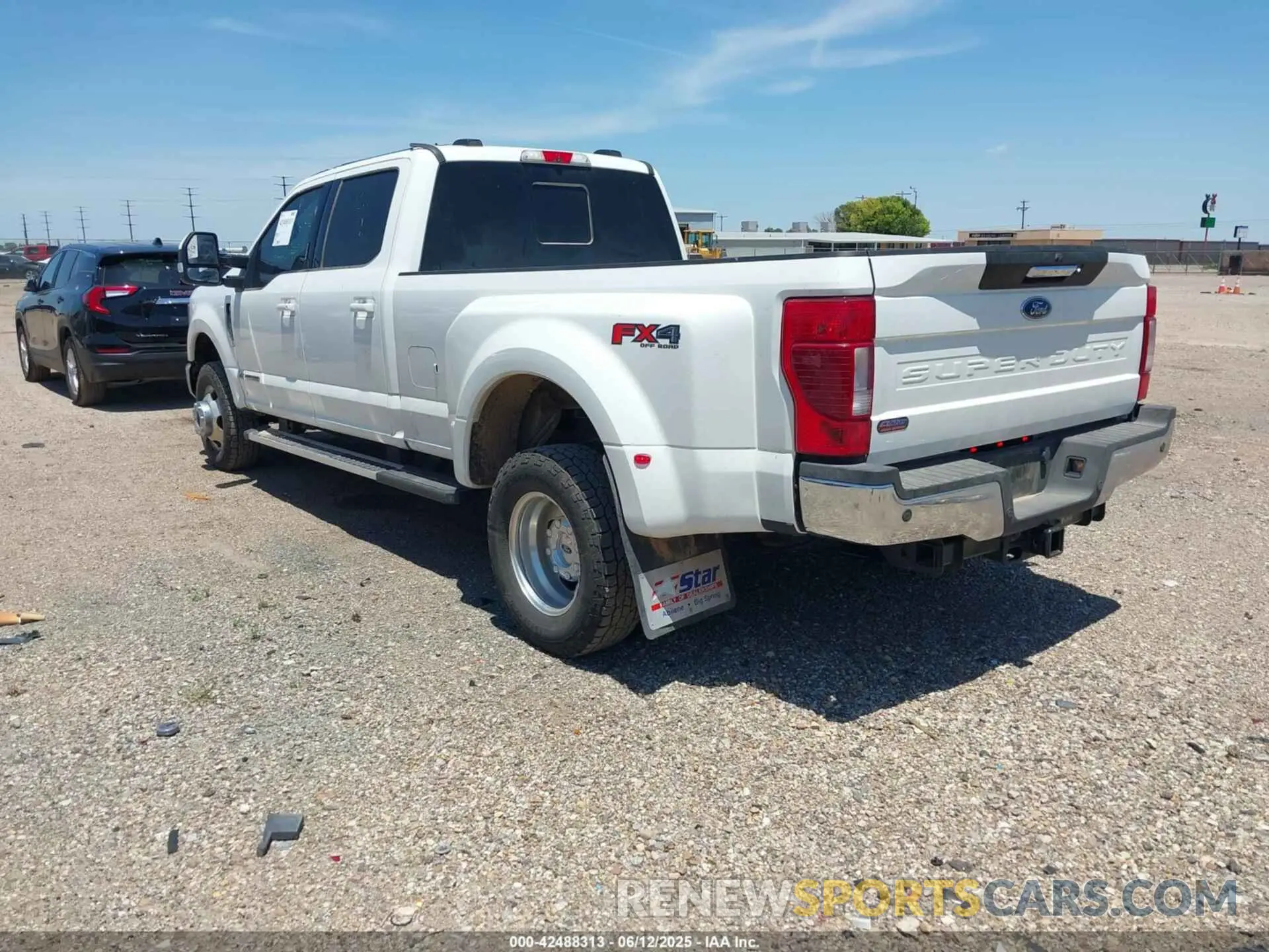 3 Photograph of a damaged car 1FT8W3DT4NEG05933 FORD F-350 2022