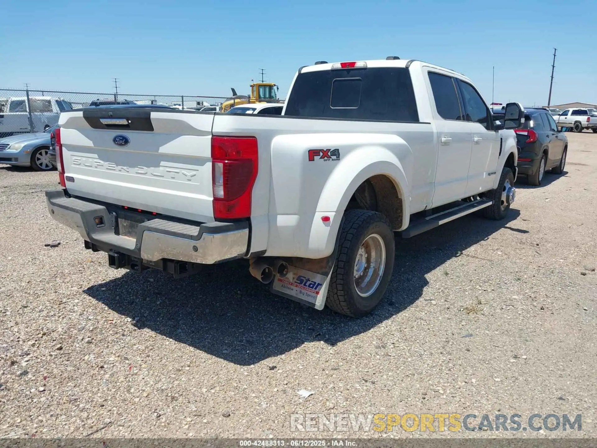 4 Photograph of a damaged car 1FT8W3DT4NEG05933 FORD F-350 2022