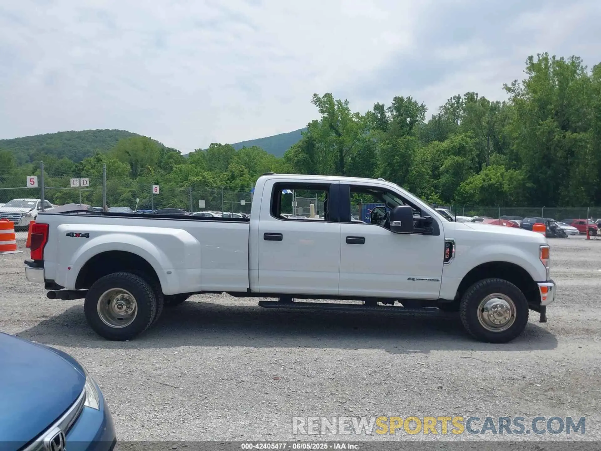 13 Photograph of a damaged car 1FT8W3DT4NEG27401 FORD F-350 2022