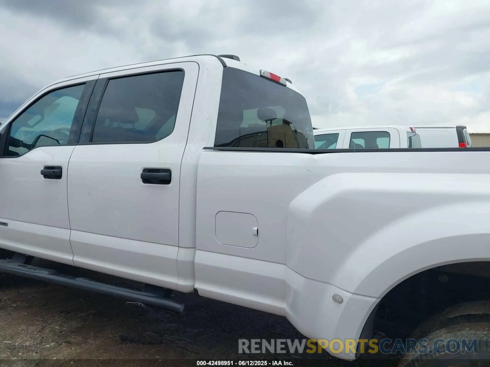 14 Photograph of a damaged car 1FT8W3DT5NED61189 FORD F-350 2022