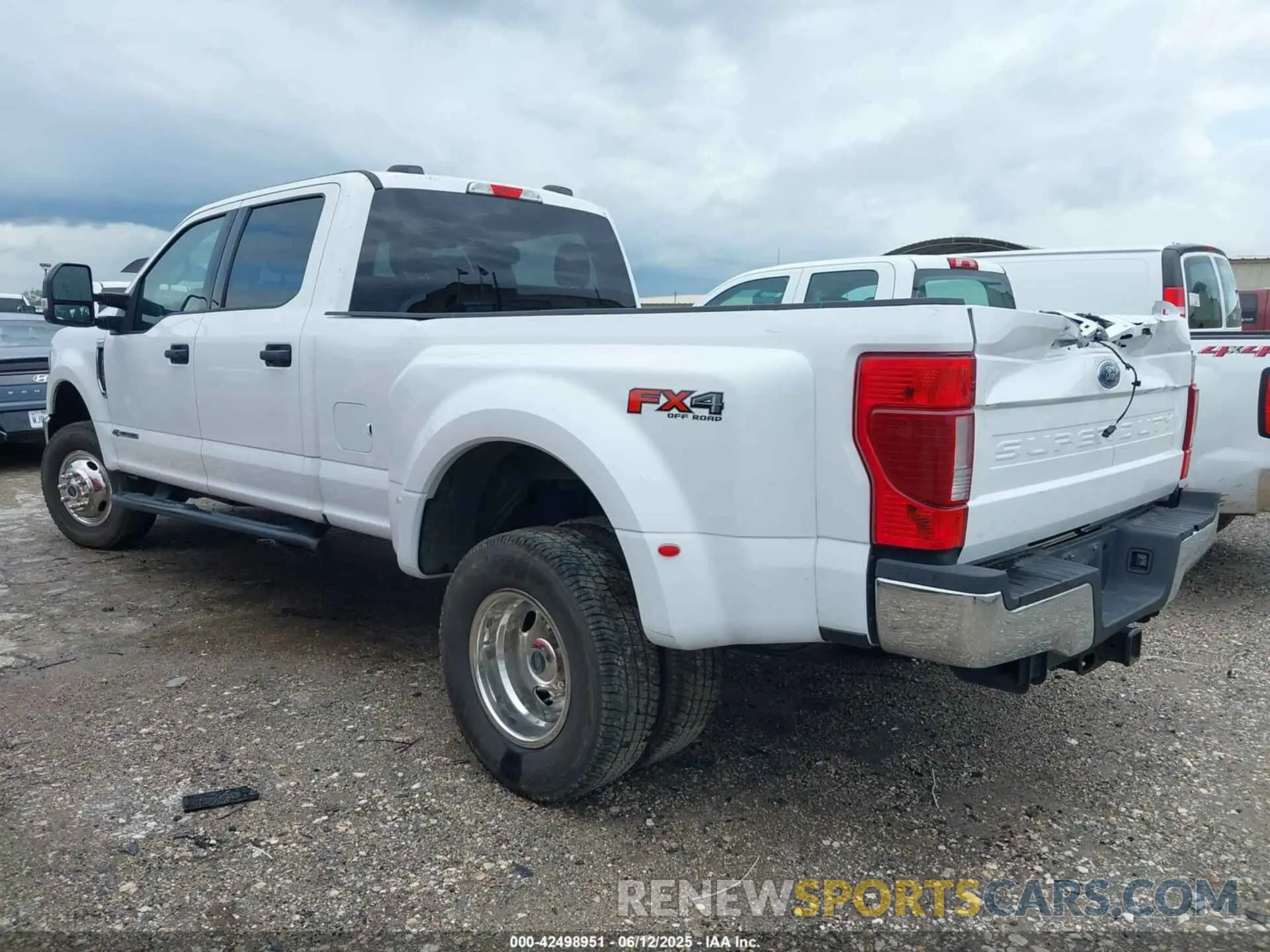 3 Photograph of a damaged car 1FT8W3DT5NED61189 FORD F-350 2022