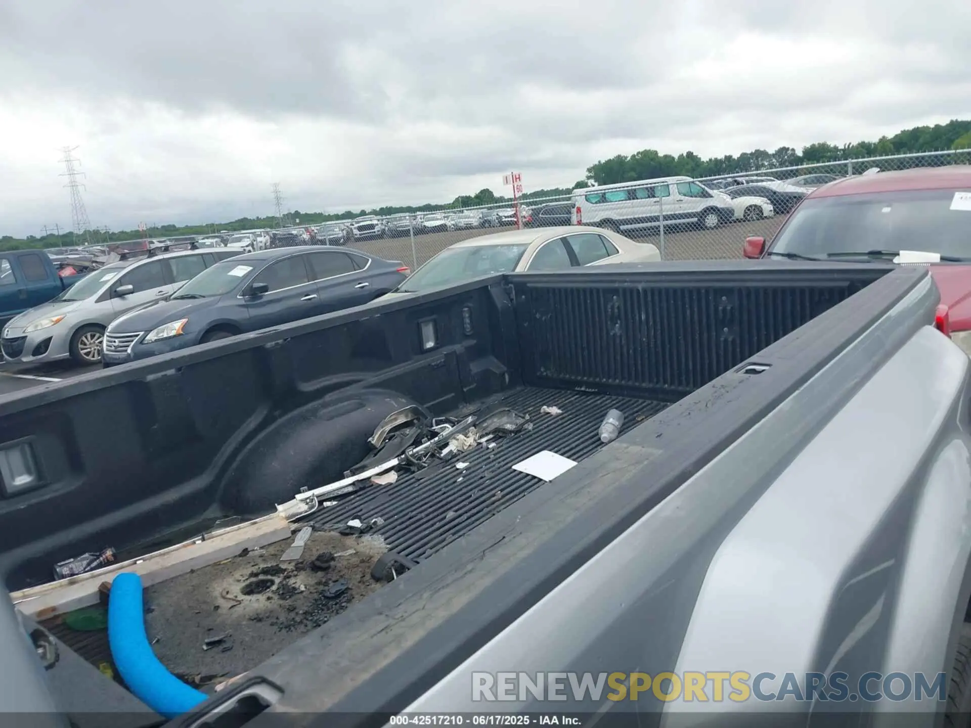 6 Photograph of a damaged car 1FT8W3DT5NEE76374 FORD F-350 2022