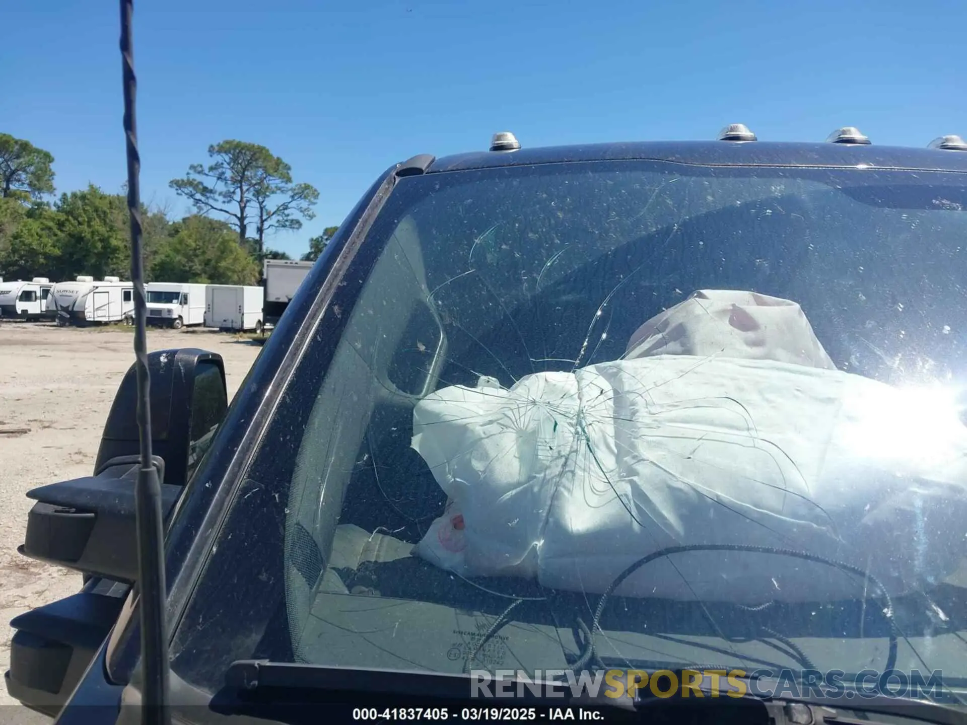 19 Photograph of a damaged car 1FT8W3DT9NEE63501 FORD F-350 2022