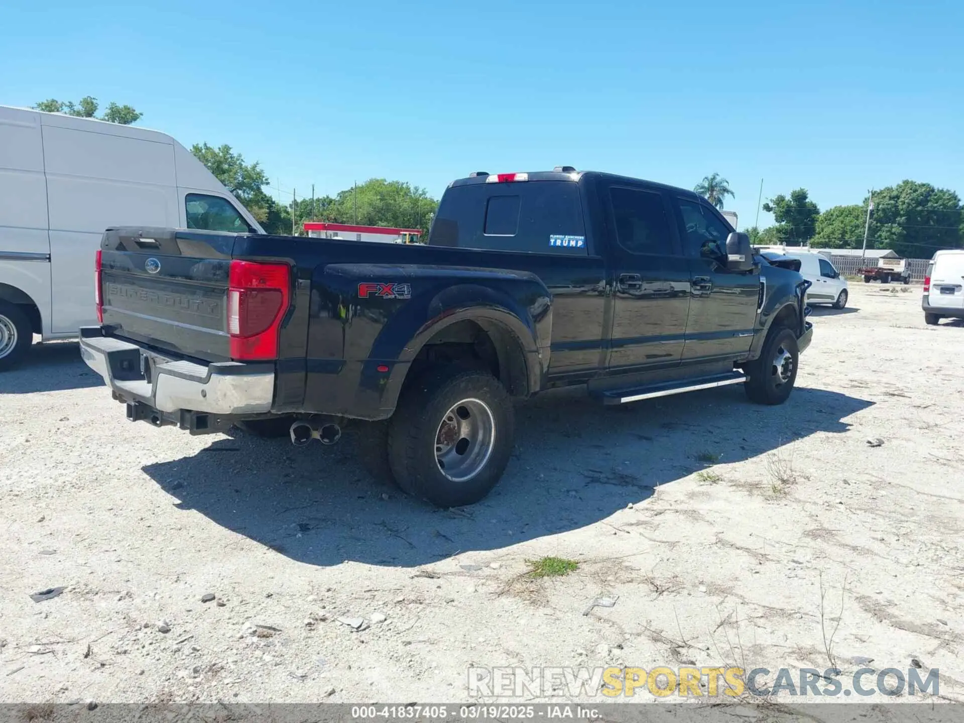 4 Photograph of a damaged car 1FT8W3DT9NEE63501 FORD F-350 2022