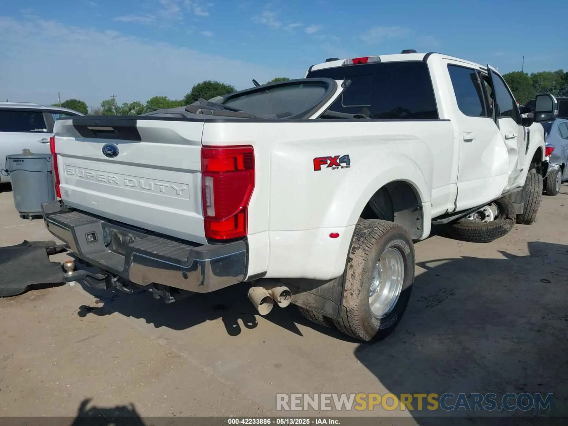 4 Photograph of a damaged car 1FT8W3DT9NEG02073 FORD F-350 2022