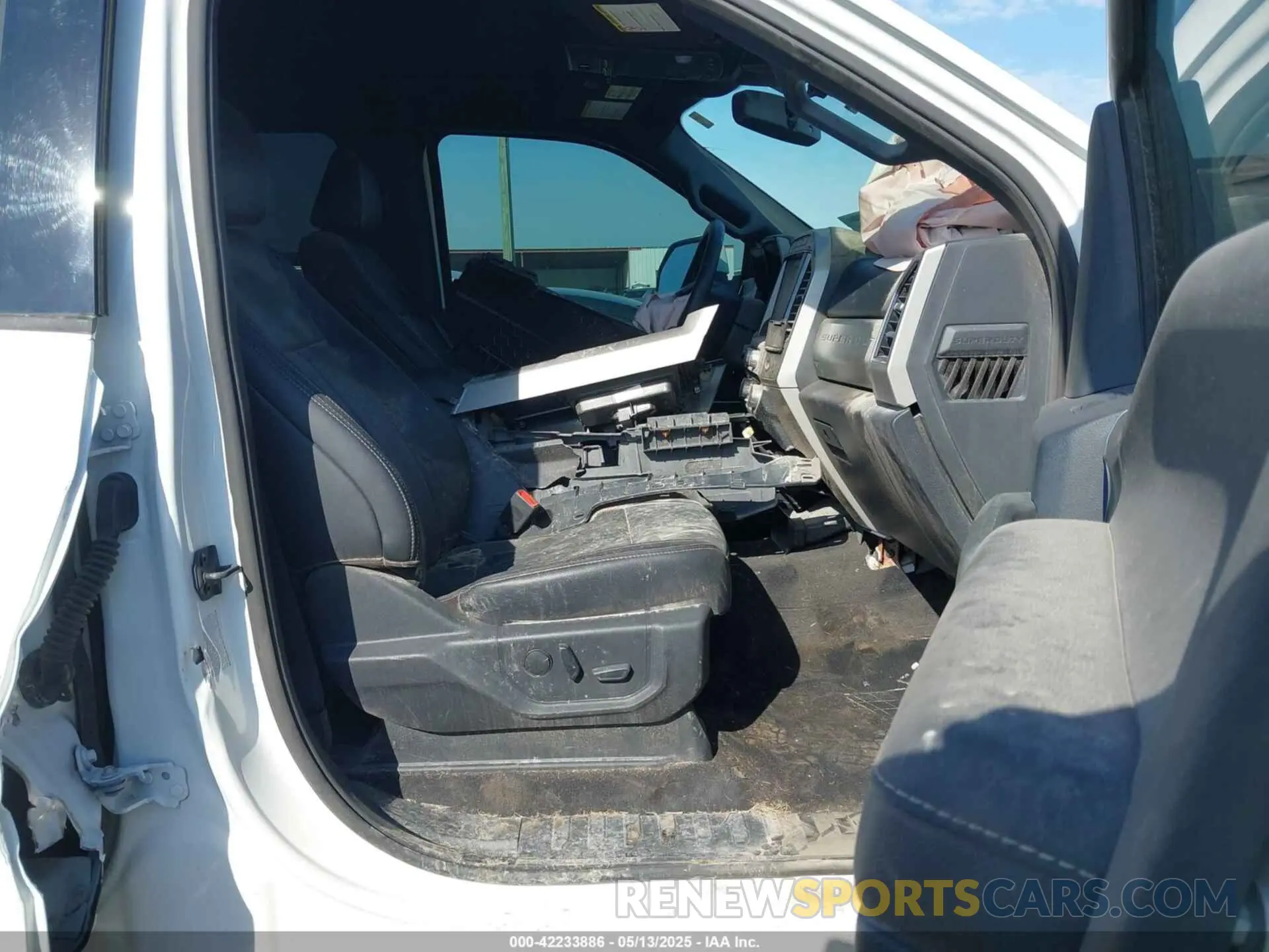 5 Photograph of a damaged car 1FT8W3DT9NEG02073 FORD F-350 2022