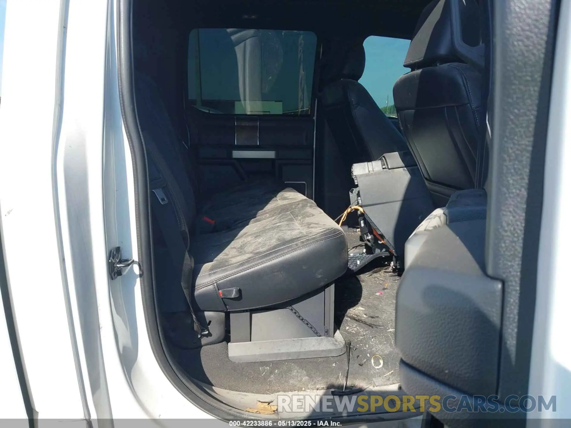 8 Photograph of a damaged car 1FT8W3DT9NEG02073 FORD F-350 2022