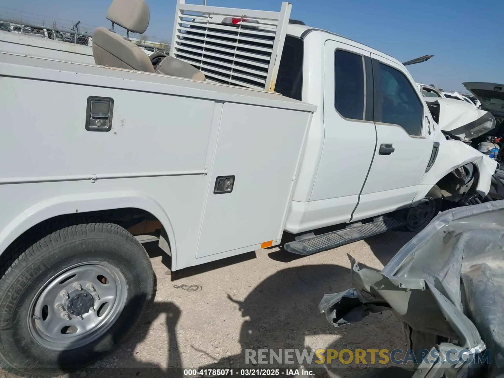 13 Photograph of a damaged car 1FT8X3B6XNED42695 FORD F-350 2022
